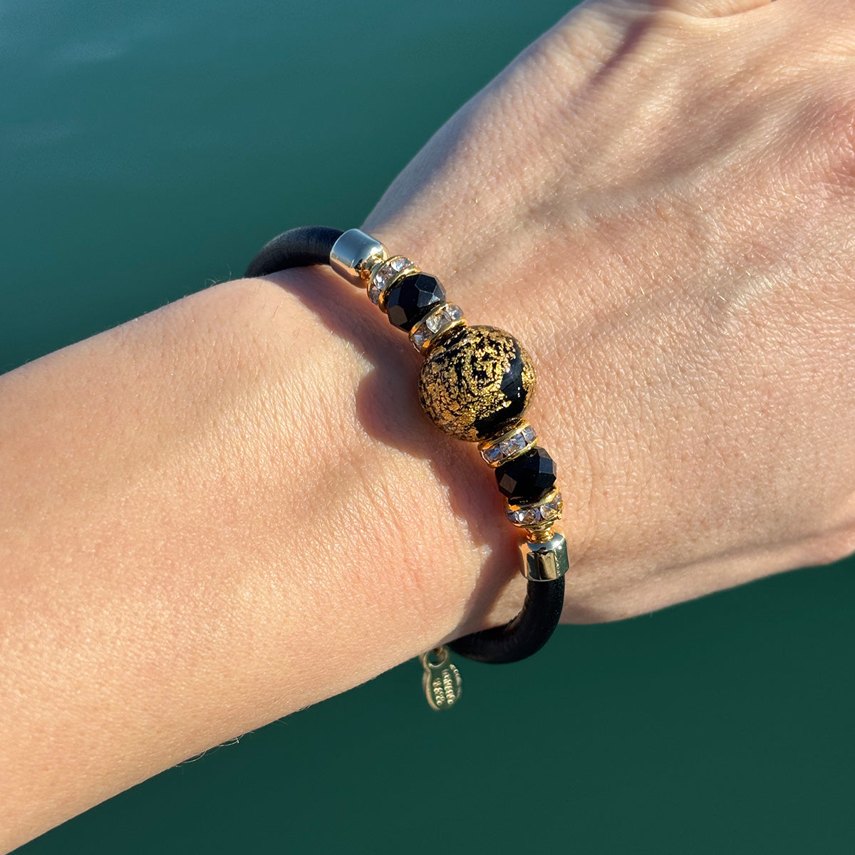 Bracciale con perle in vetro di Murano nero e oro