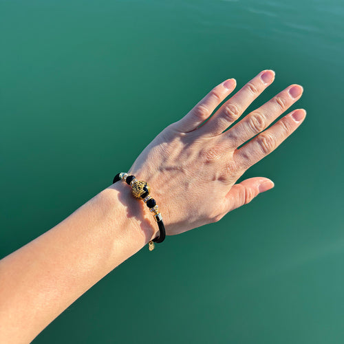 Bracciale con perle in vetro di Murano nero e oro