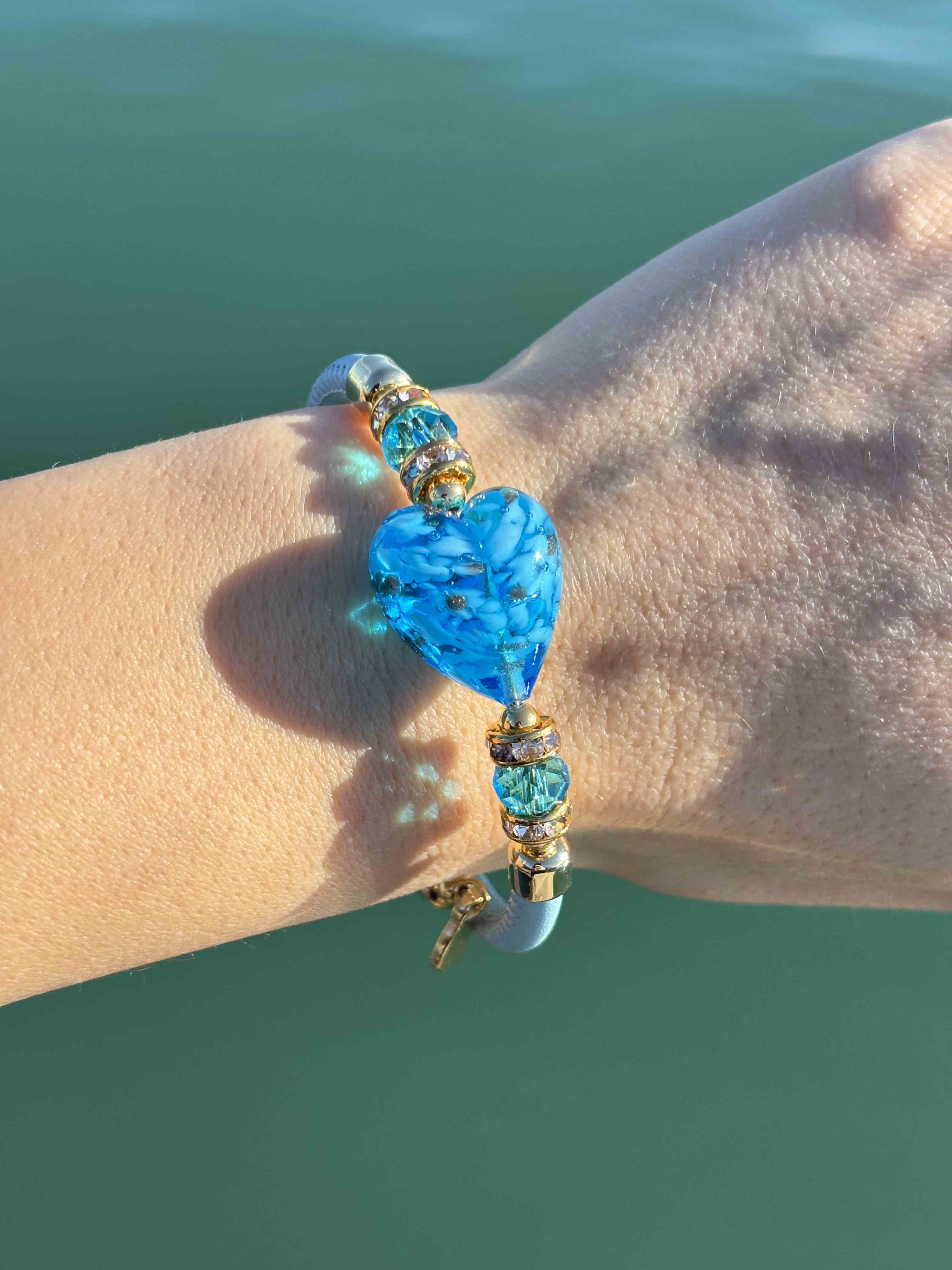 Bracciale con perle in vetro di Murano cuore azzurro