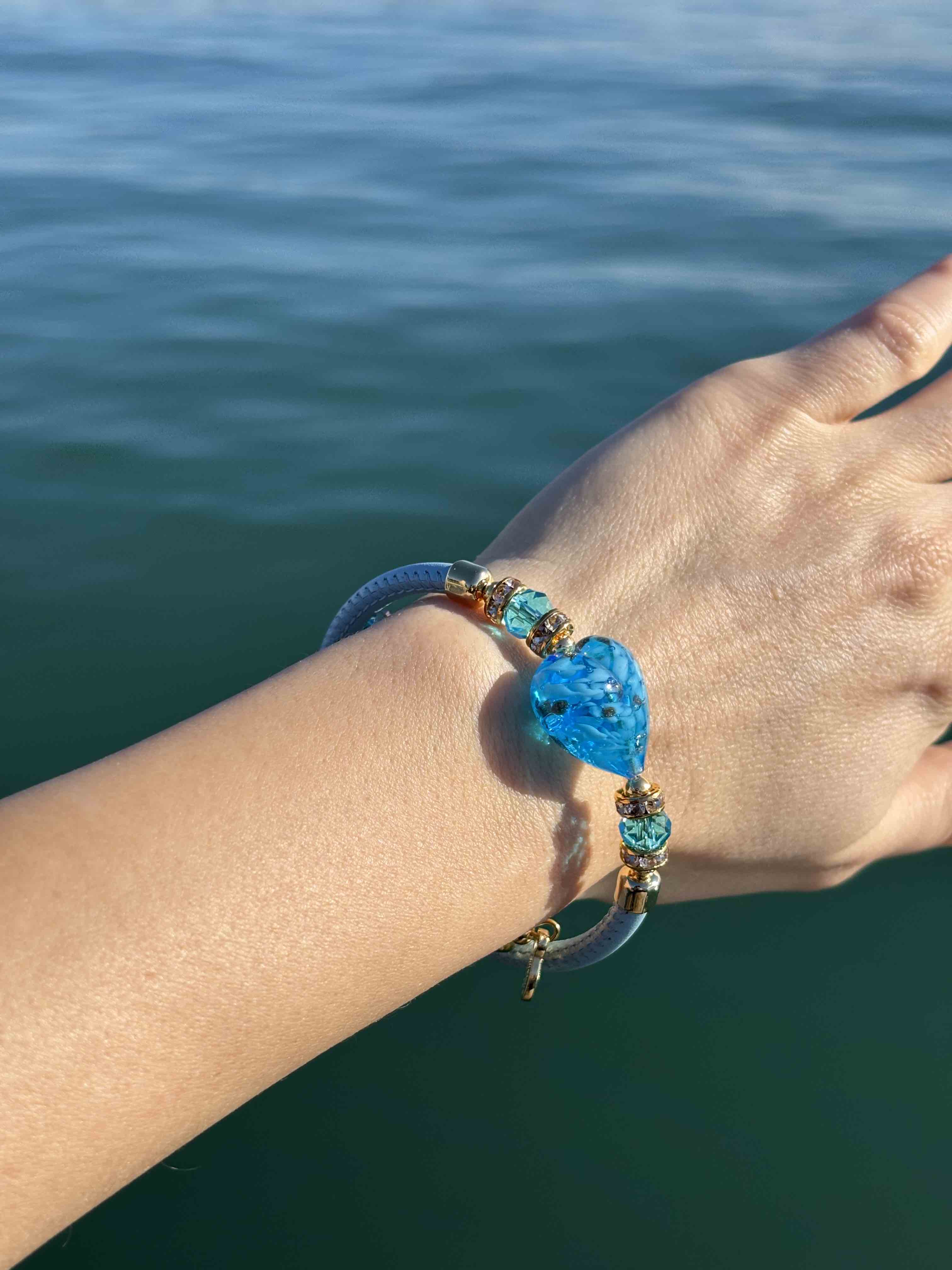 Bracciale con perle in vetro di Murano cuore azzurro