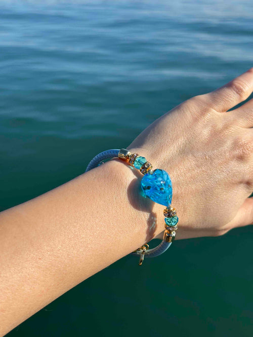 Bracciale con perle in vetro di Murano cuore azzurro