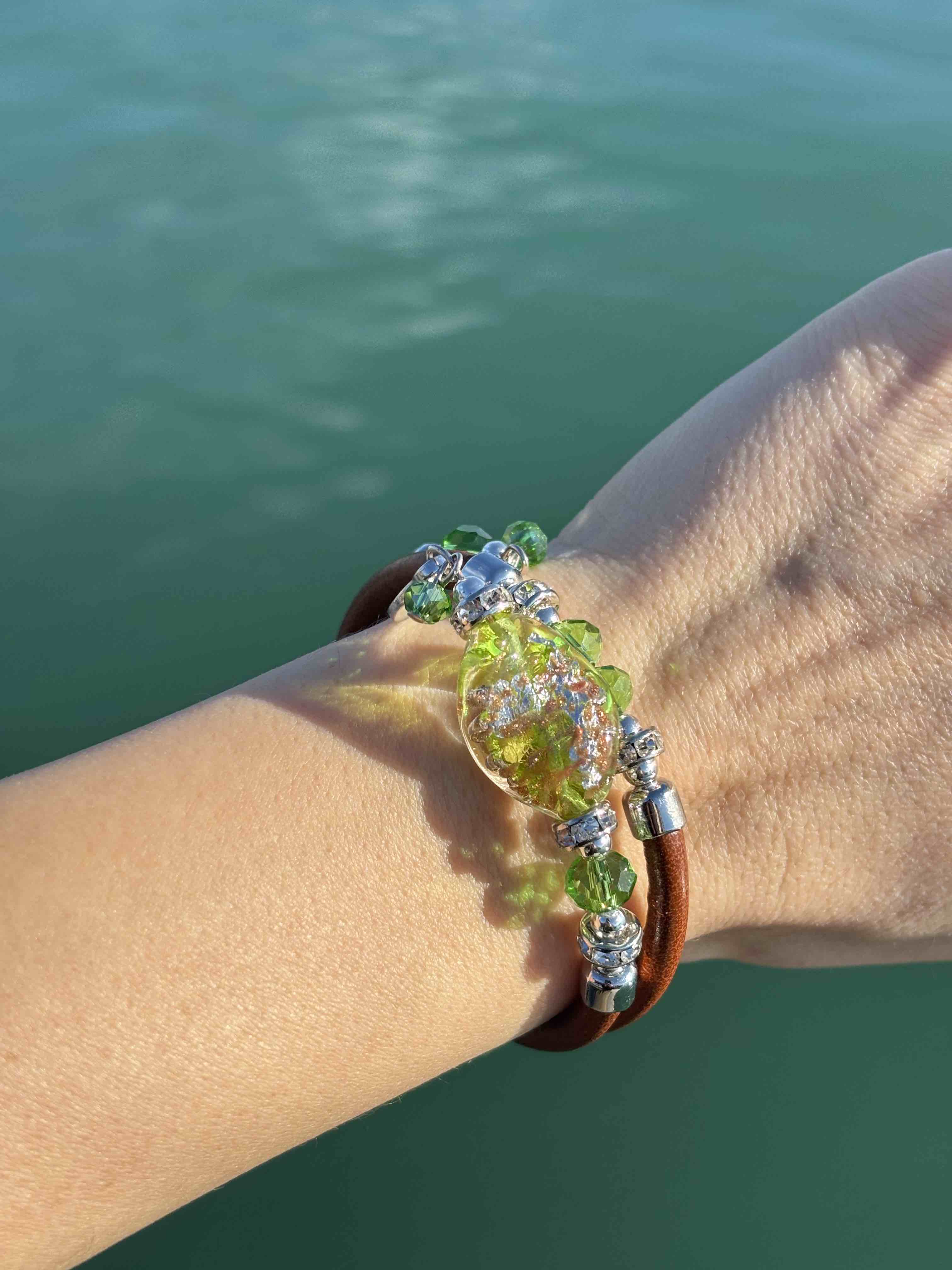Bracciale con perle in vetro di Murano verde e oro