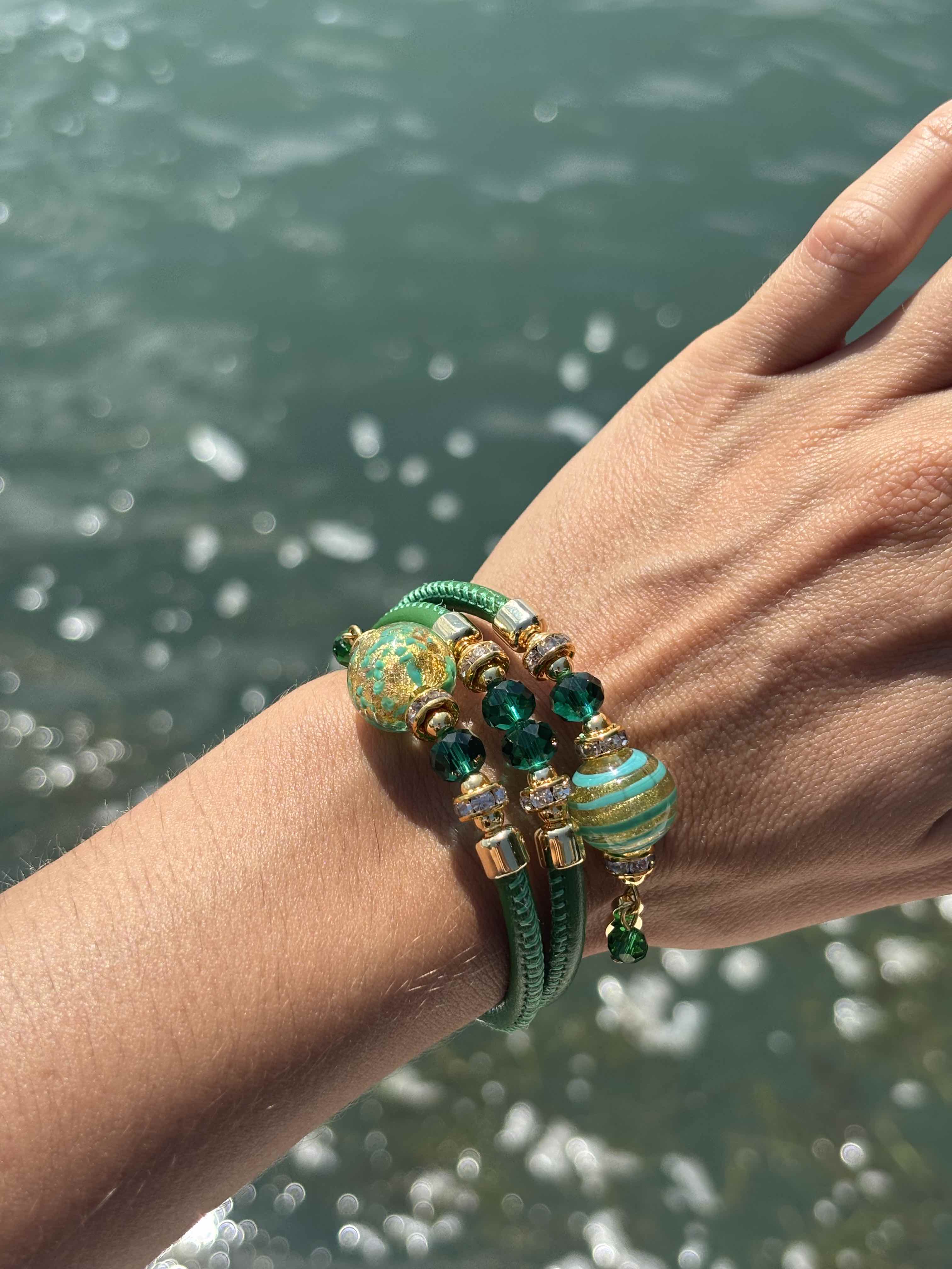 Bracciale con perle in vetro di Murano verde e oro