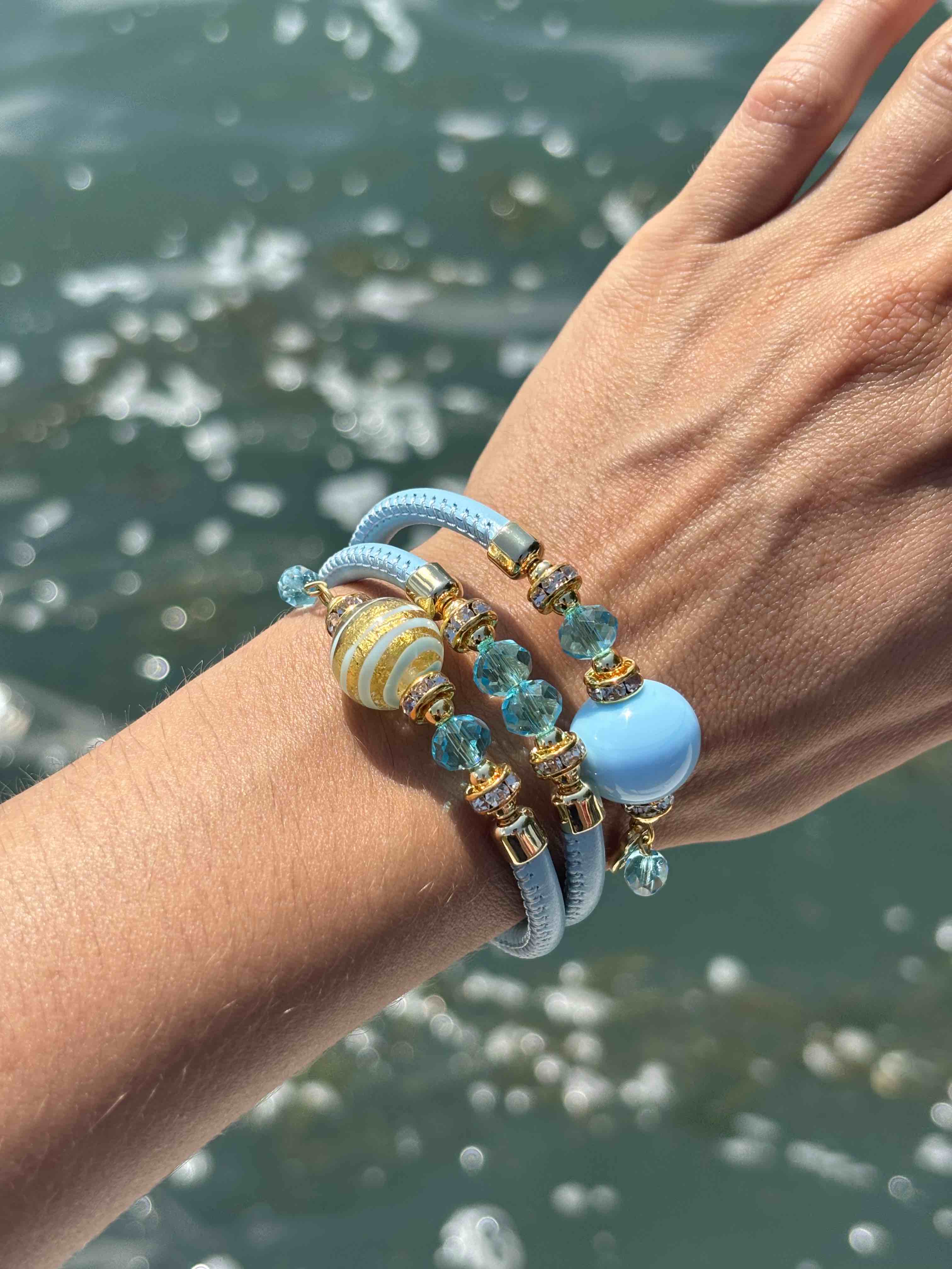 Bracciale con perle in vetro di Murano azzurro e oro