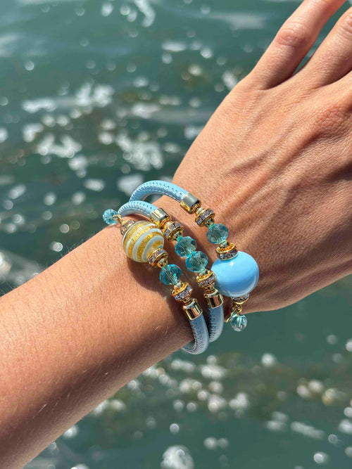 Bracciale con perle in vetro di Murano azzurro e oro