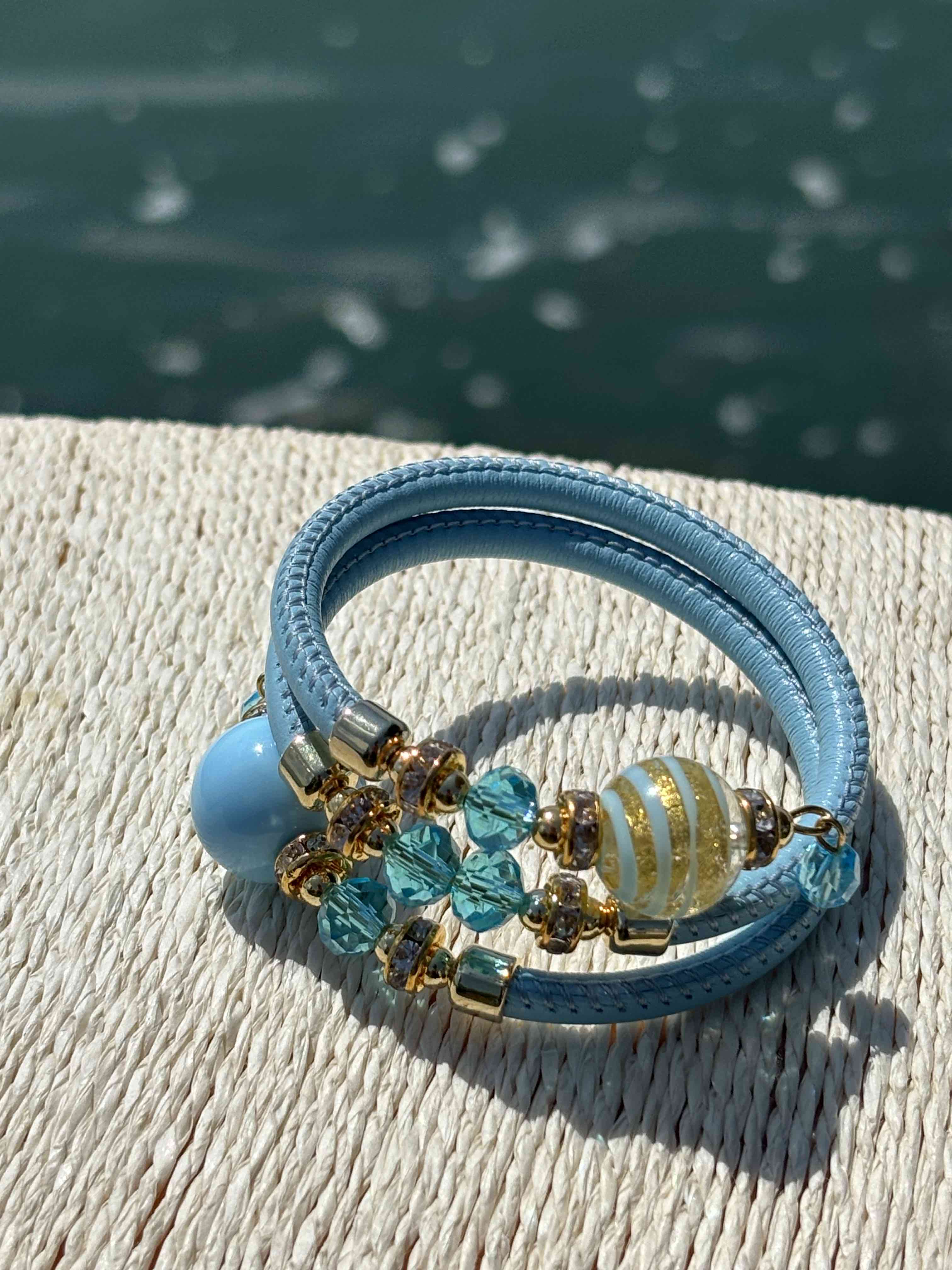 Bracciale con perle in vetro di Murano azzurro e oro