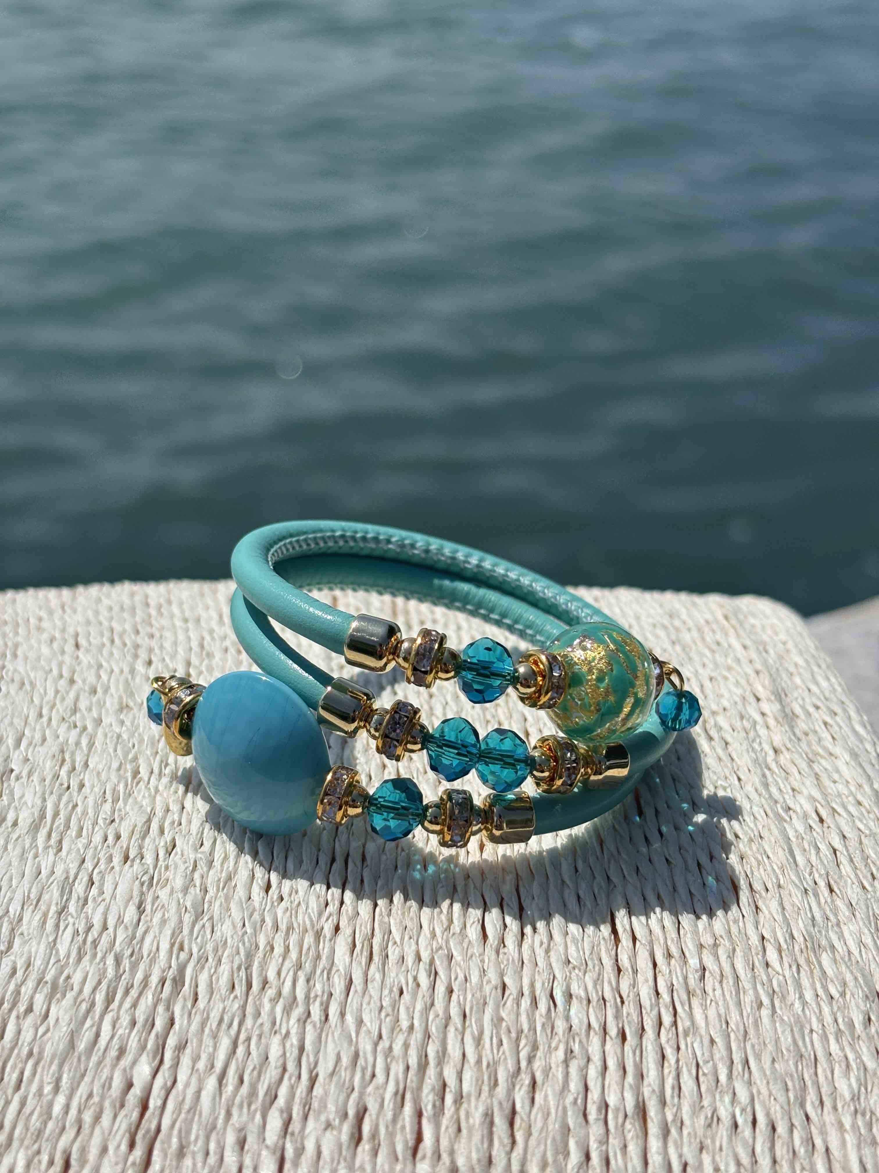 Bracciale con perle in vetro di Murano turchese e oro
