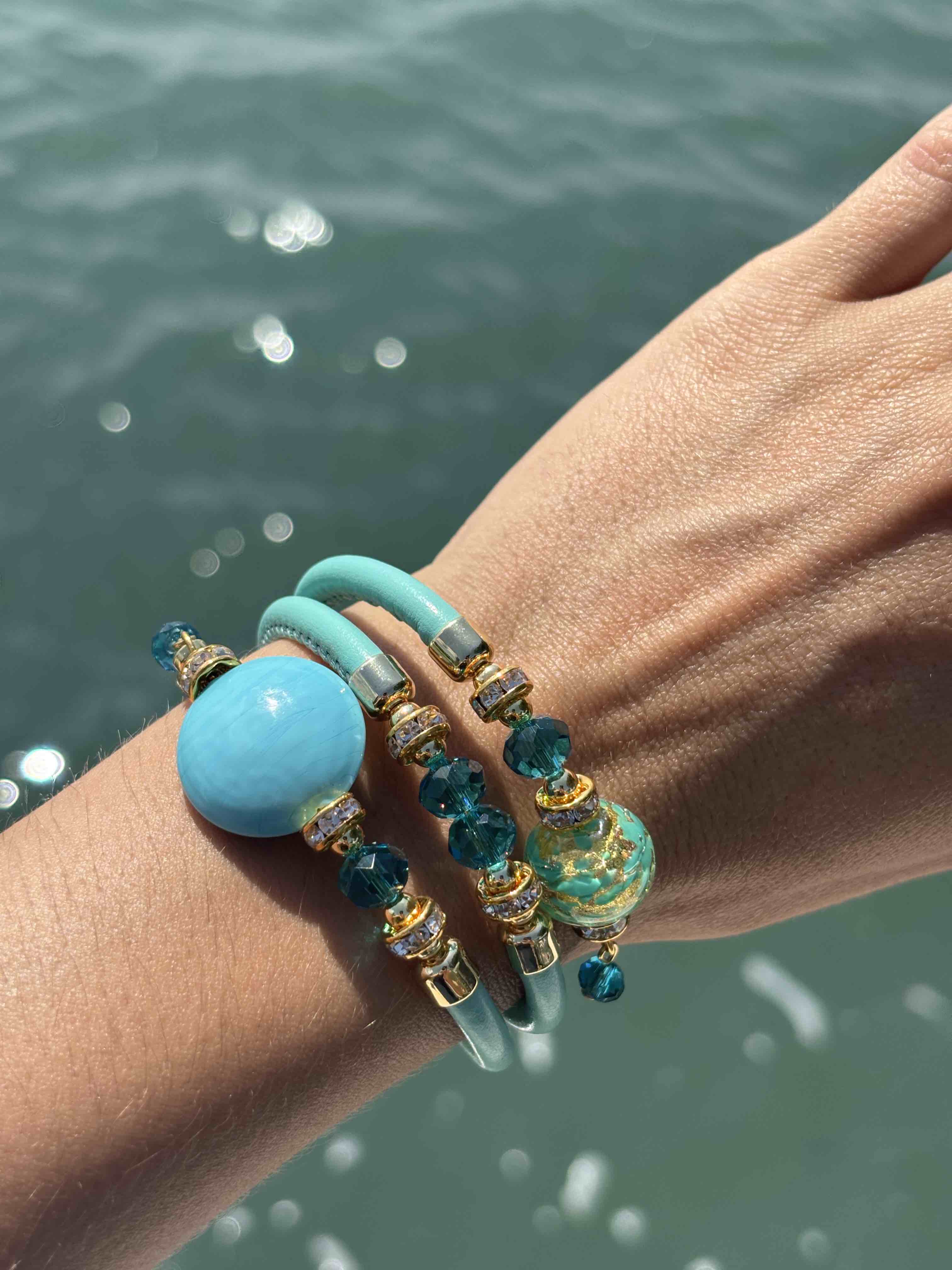 Bracciale con perle in vetro di Murano turchese e oro