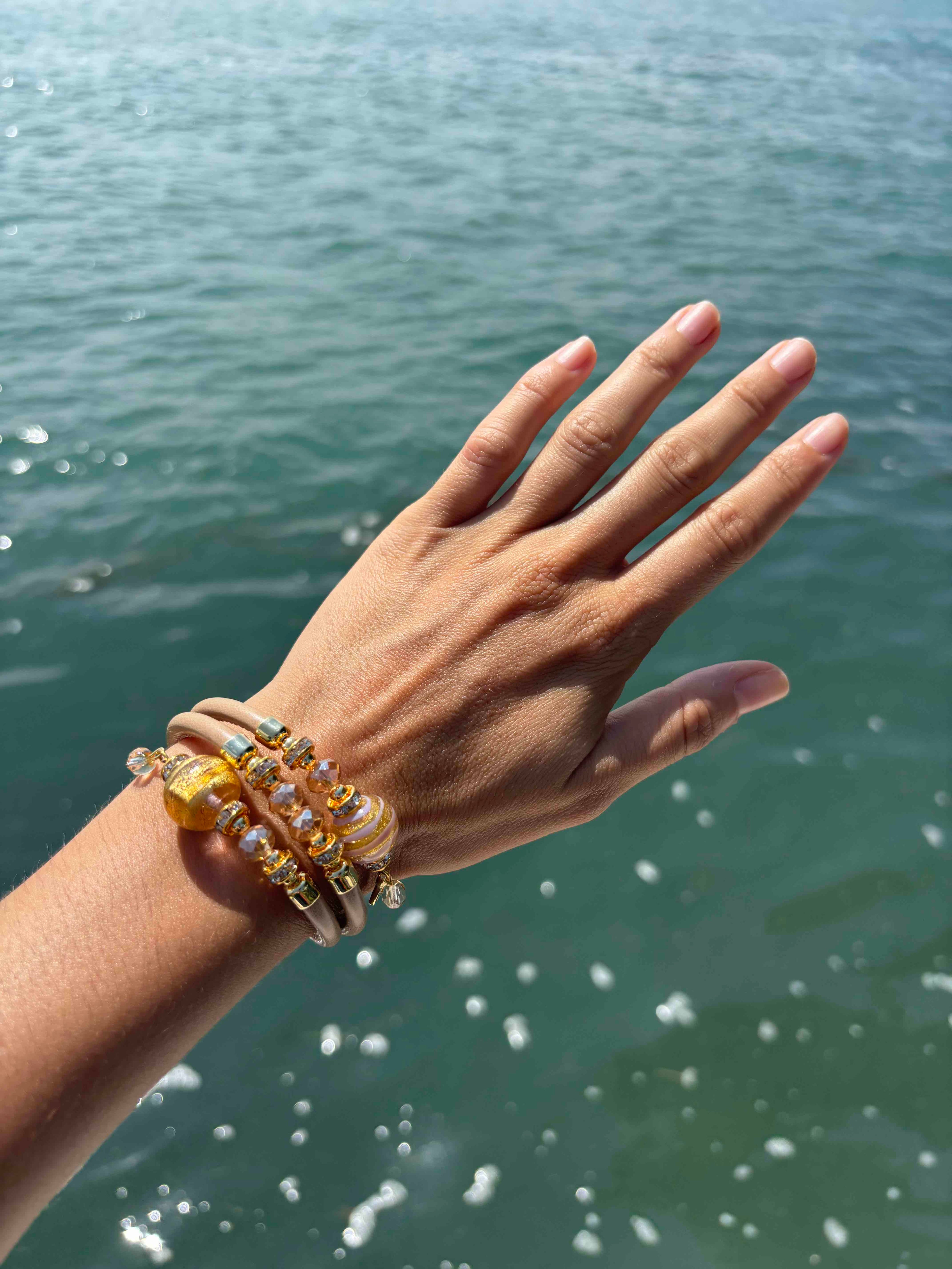 Bracciale con perle in vetro di Murano rosa, oro, tortora