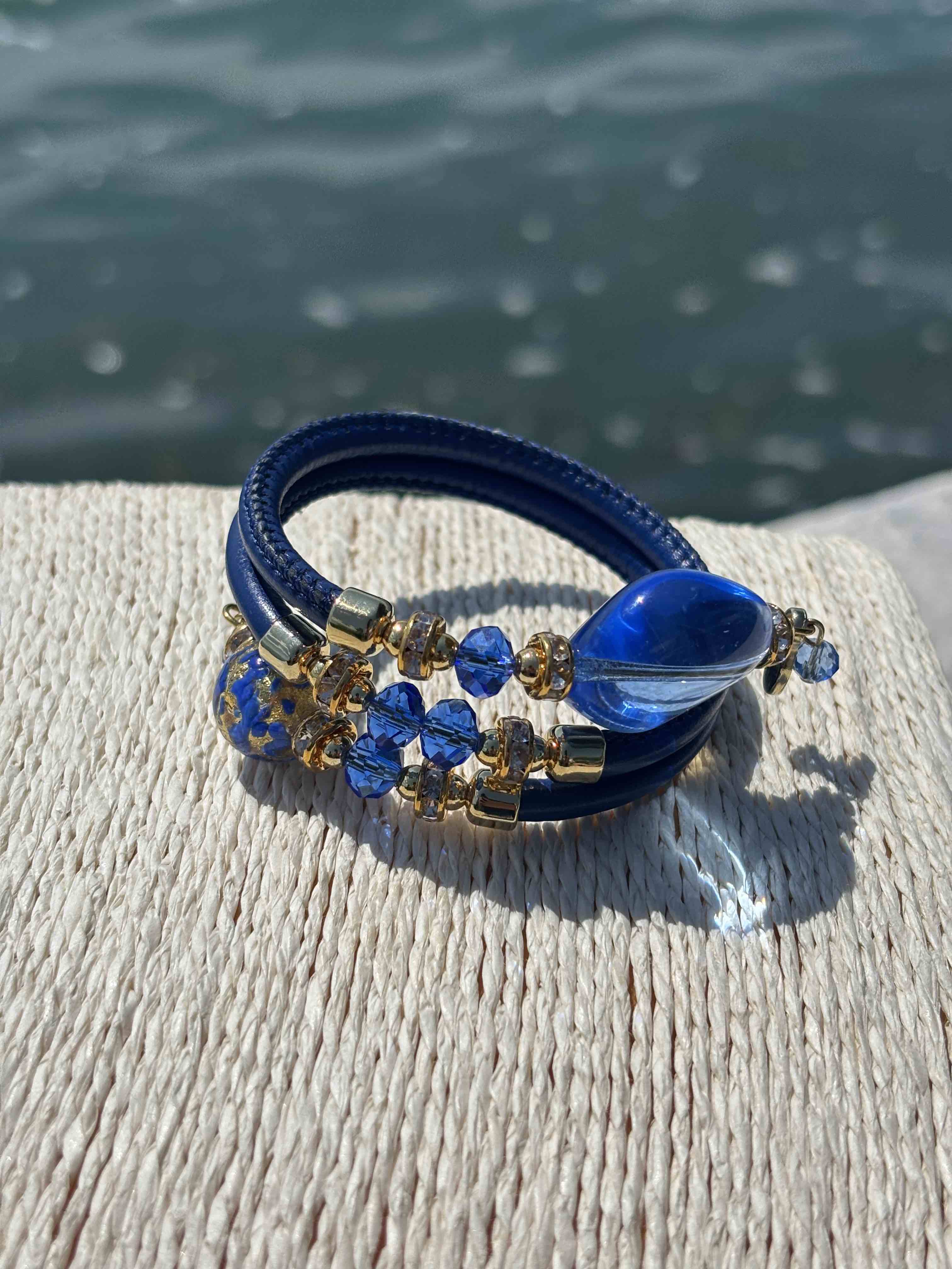 Bracciale con perle in vetro di Murano blu e oro