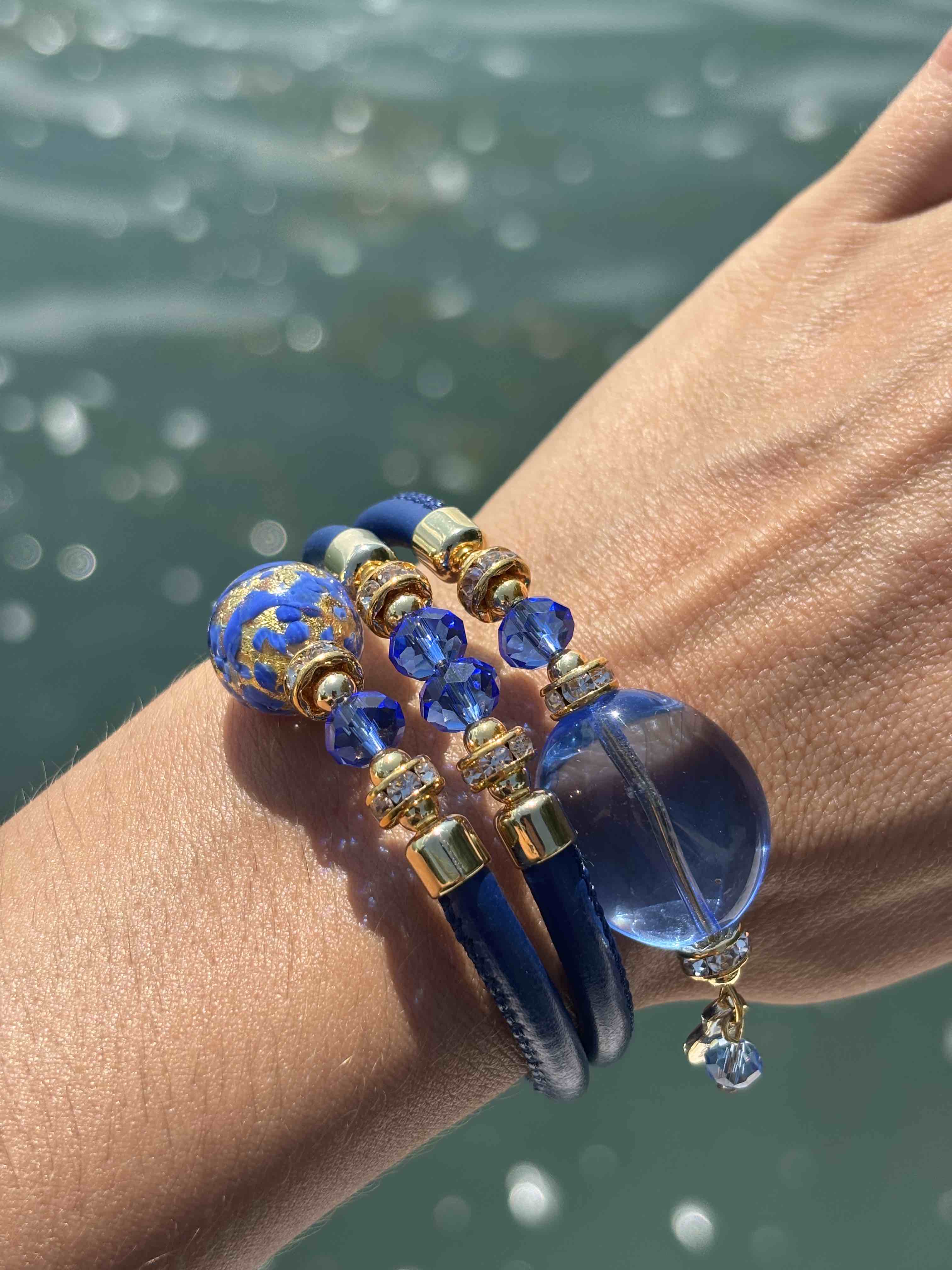 Bracciale con perle in vetro di Murano blu e oro