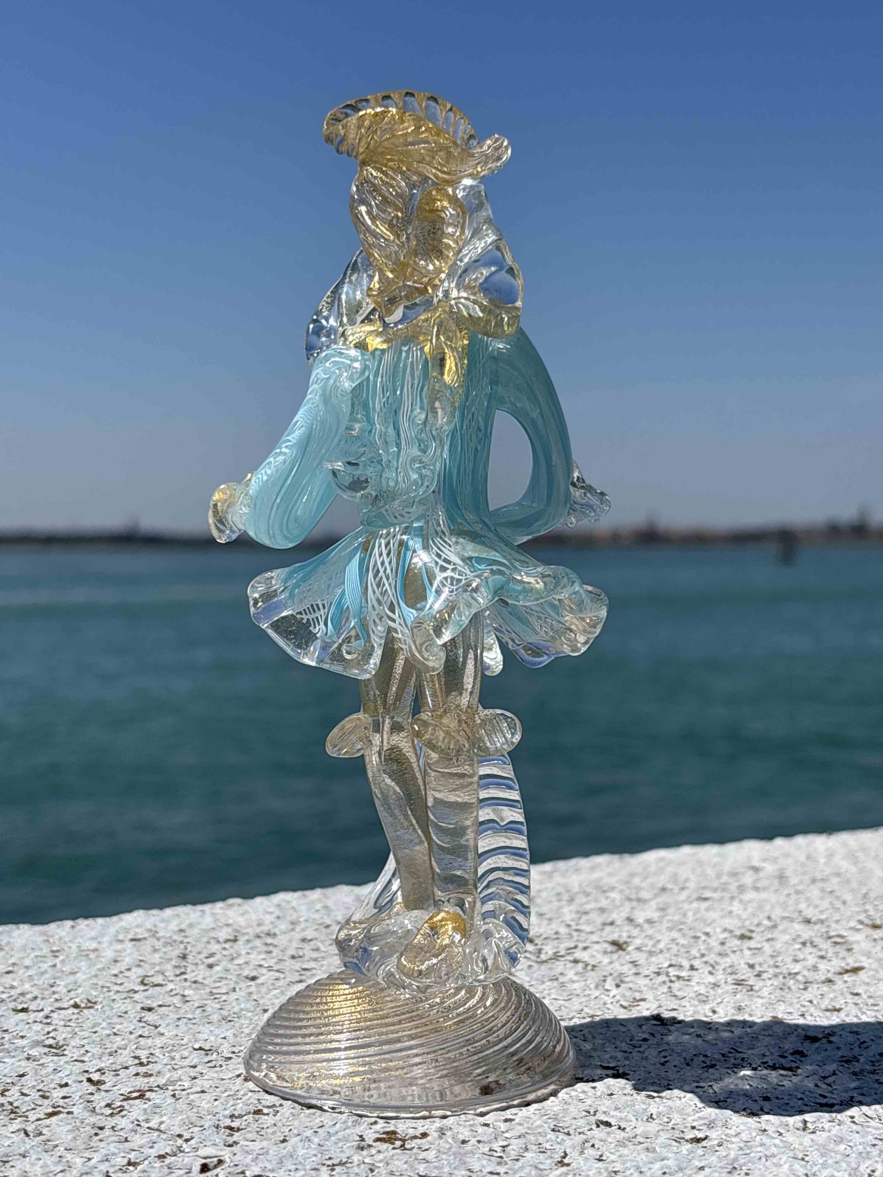 Dama veneziana in vetro di Murano azzurro con foglia d'oro