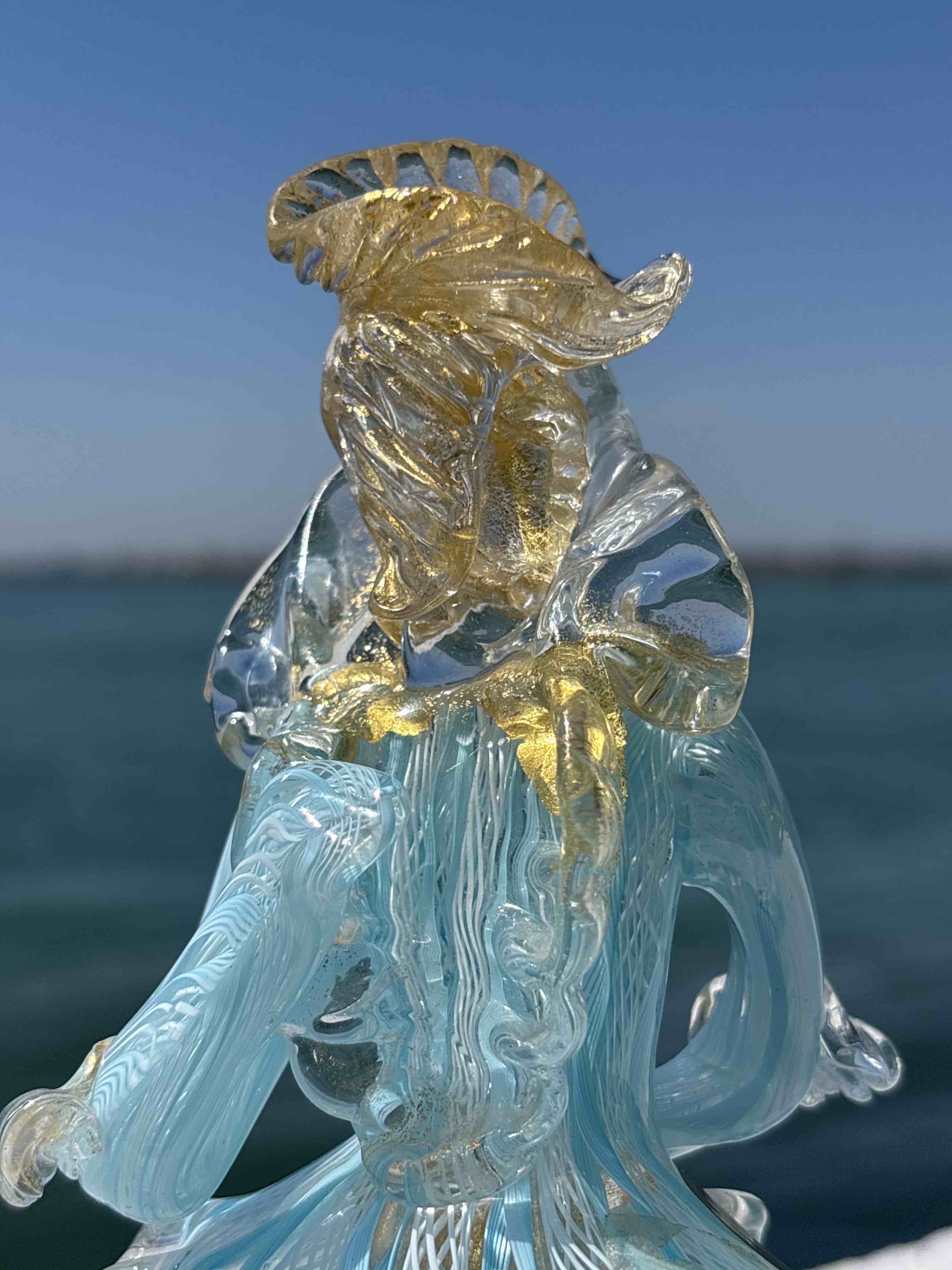 Dama veneziana in vetro di Murano azzurro con foglia d'oro