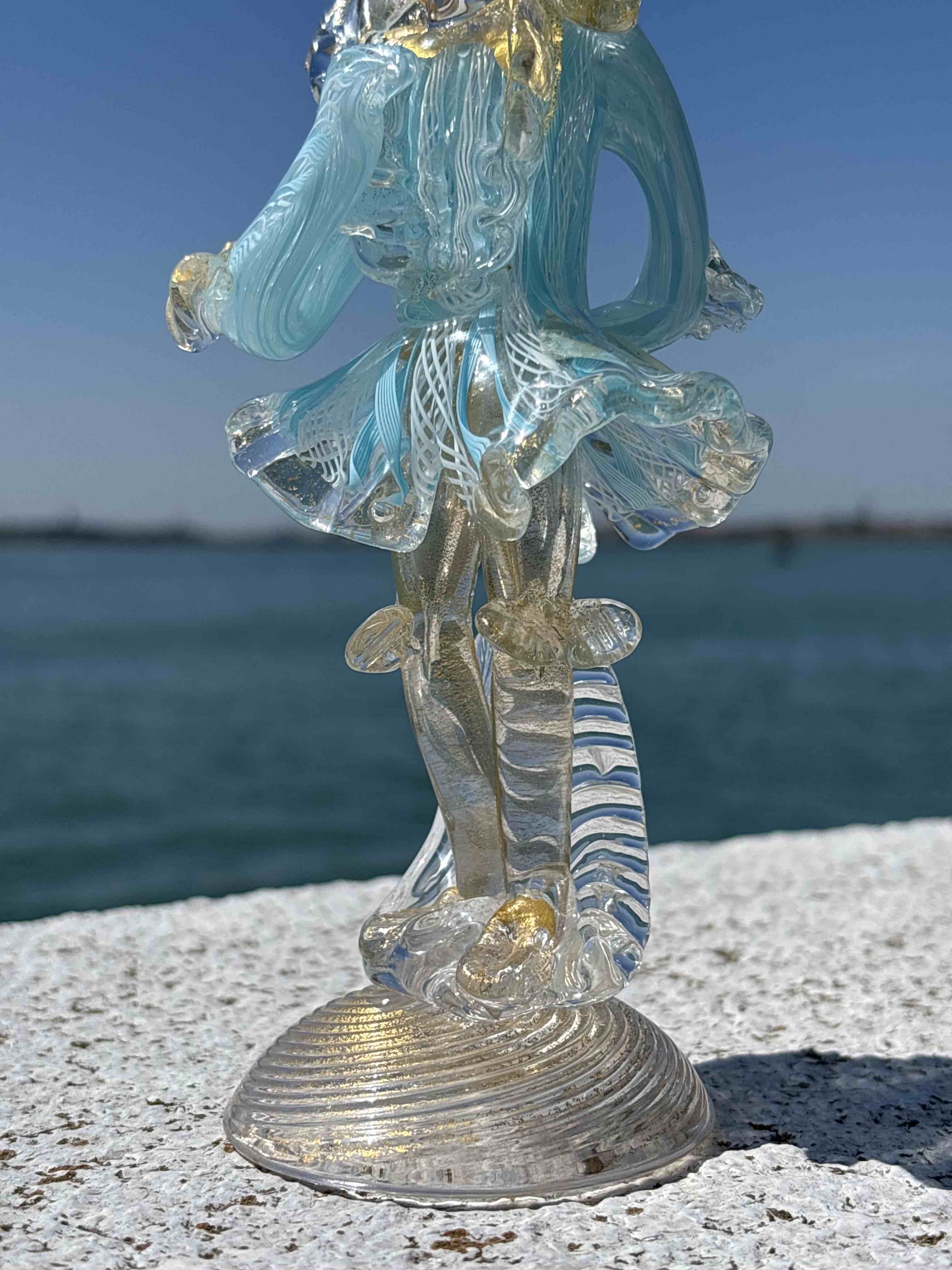 Dama veneziana in vetro di Murano azzurro con foglia d'oro