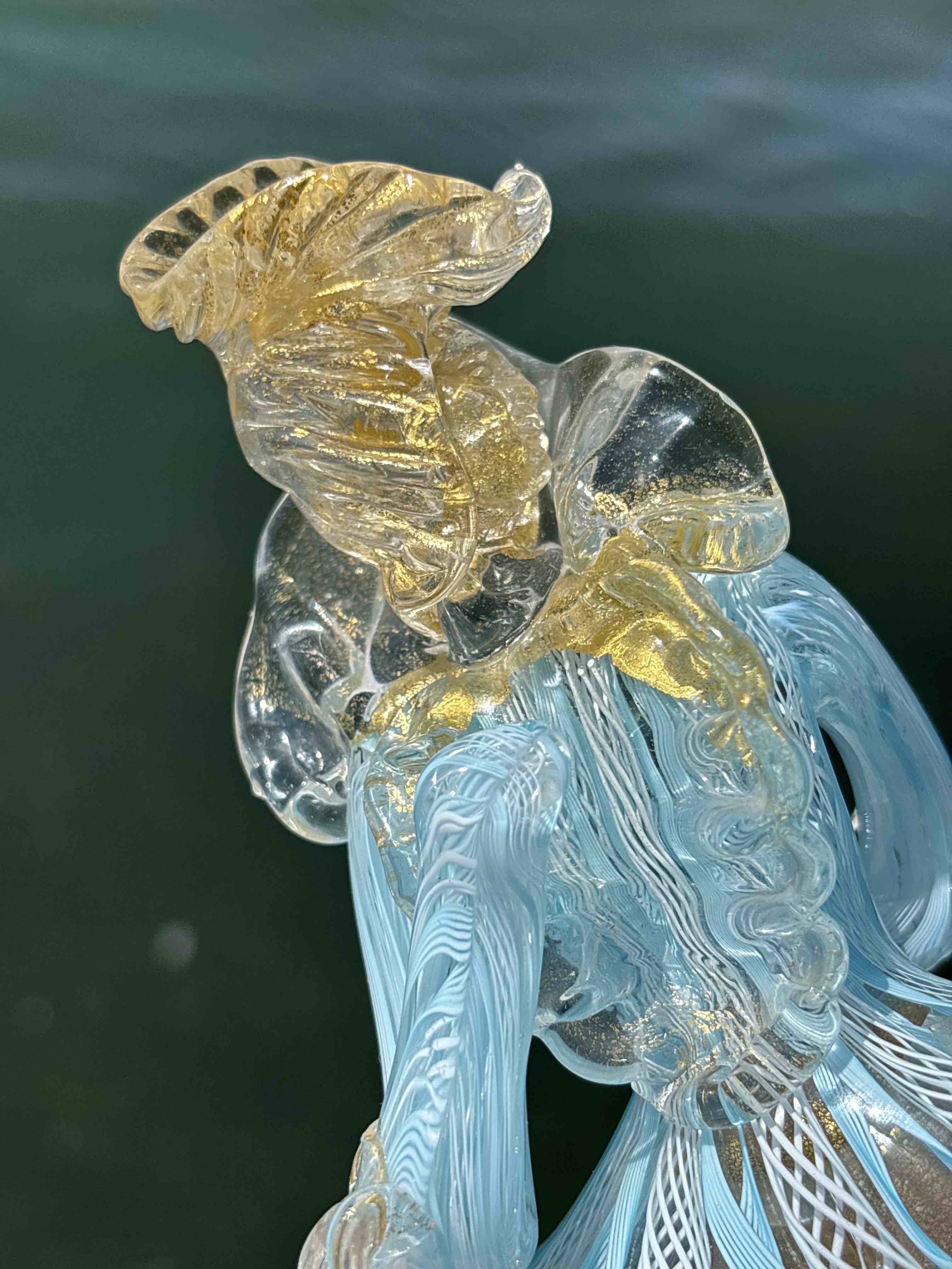 Dama veneziana in vetro di Murano azzurro con foglia d'oro