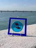 Cornice decorativa in vetro di Murano - color blu con pesci rossi