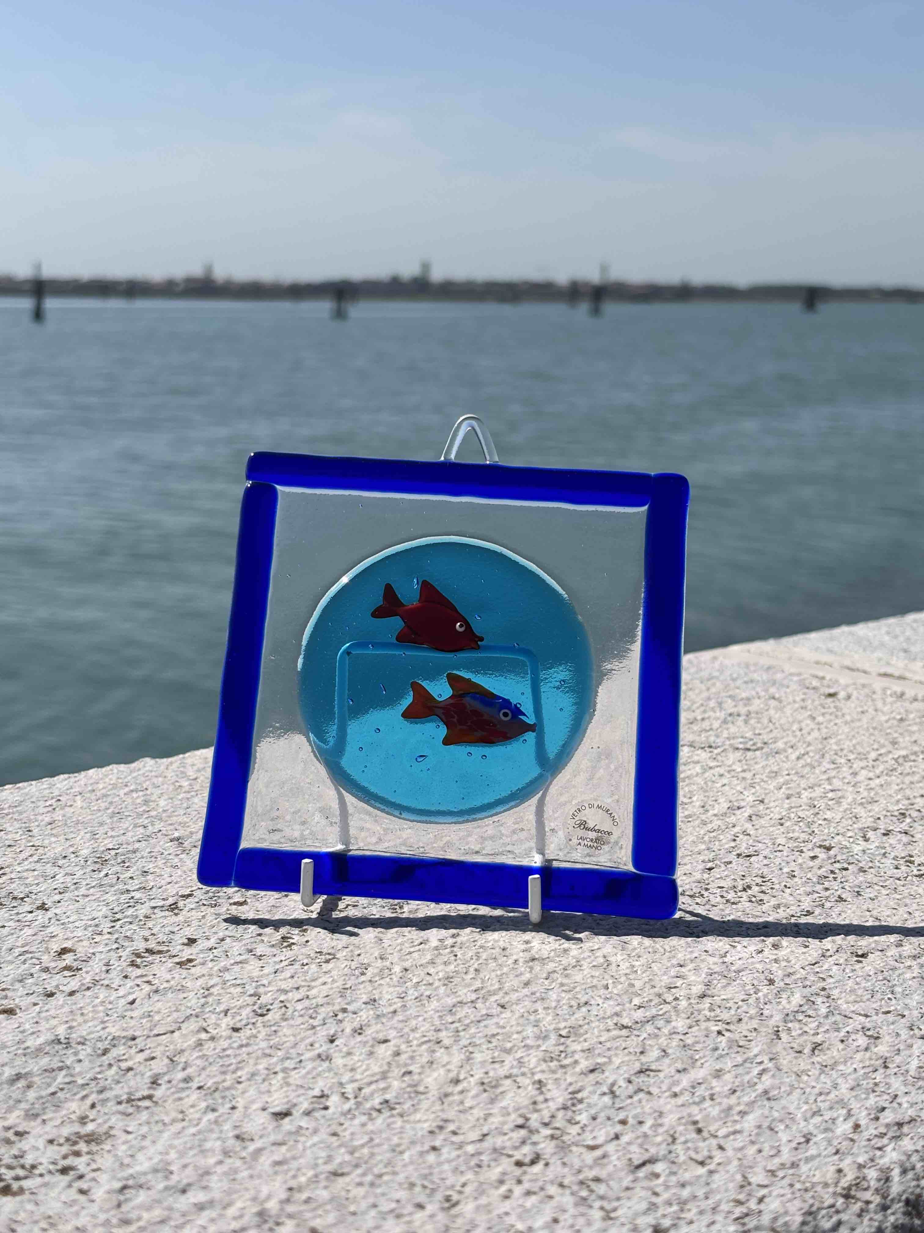 Cornice decorativa in vetro di Murano - color blu con pesci rossi