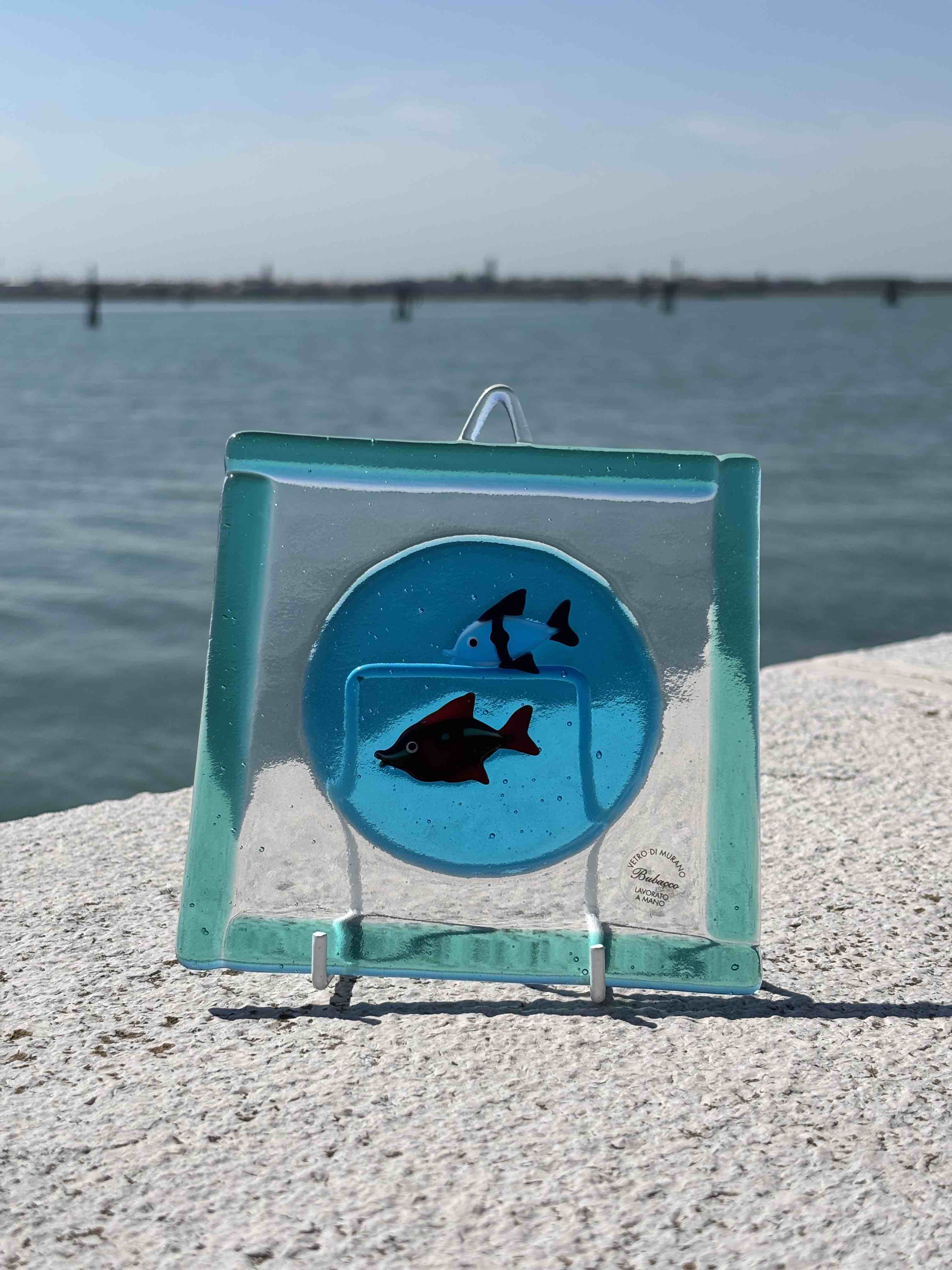 Cornice decorativa in vetro di Murano - color azzurro con pesci colorati