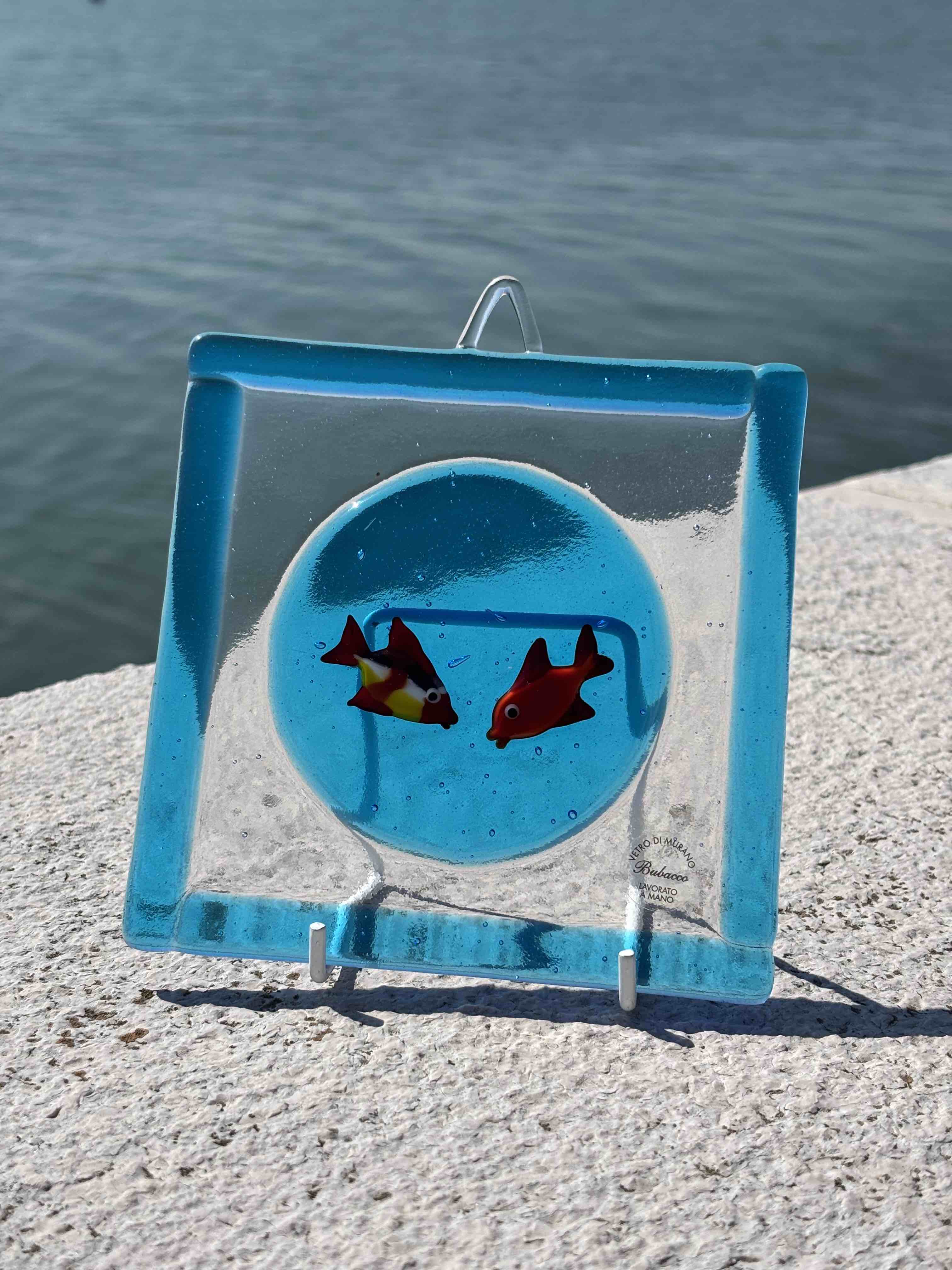Cornice decorativa in vetro di Murano - color azzurro con pesci rossi