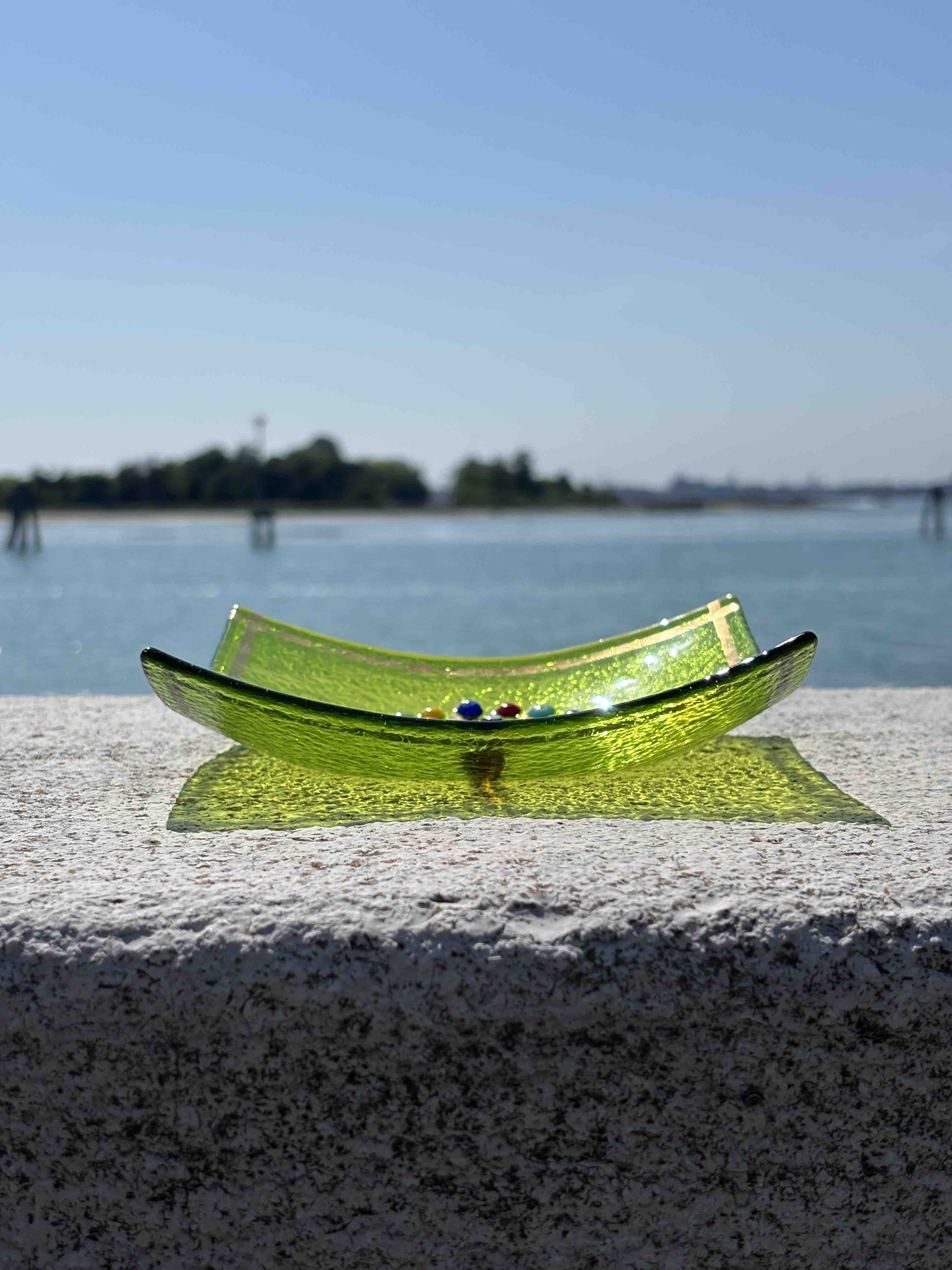 Piatto quadrato in autentico vetro di Murano verde con decorazione di Murrine