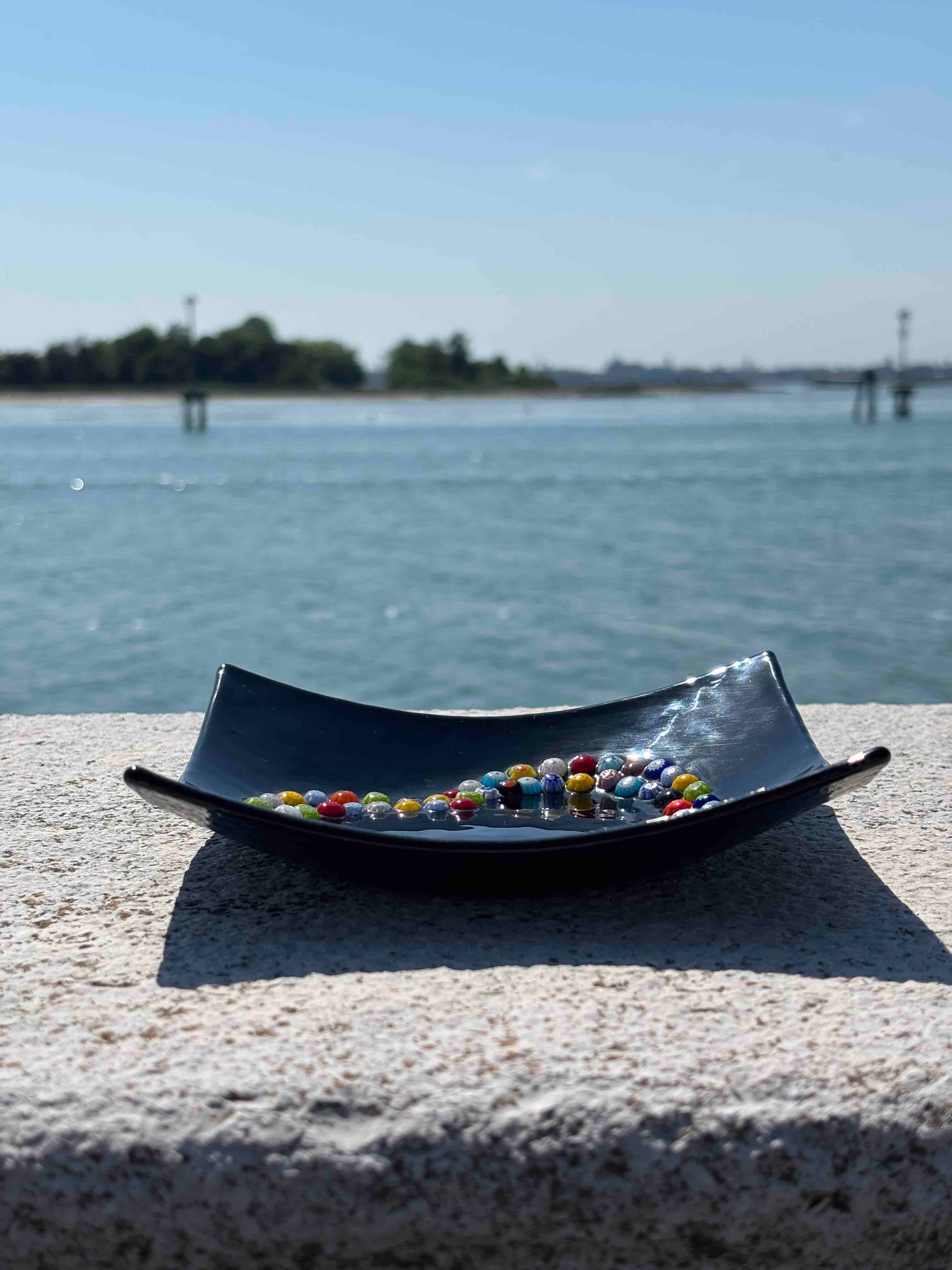 Piatto quadrato in autentico vetro di Murano nero con decorazione di Murrine