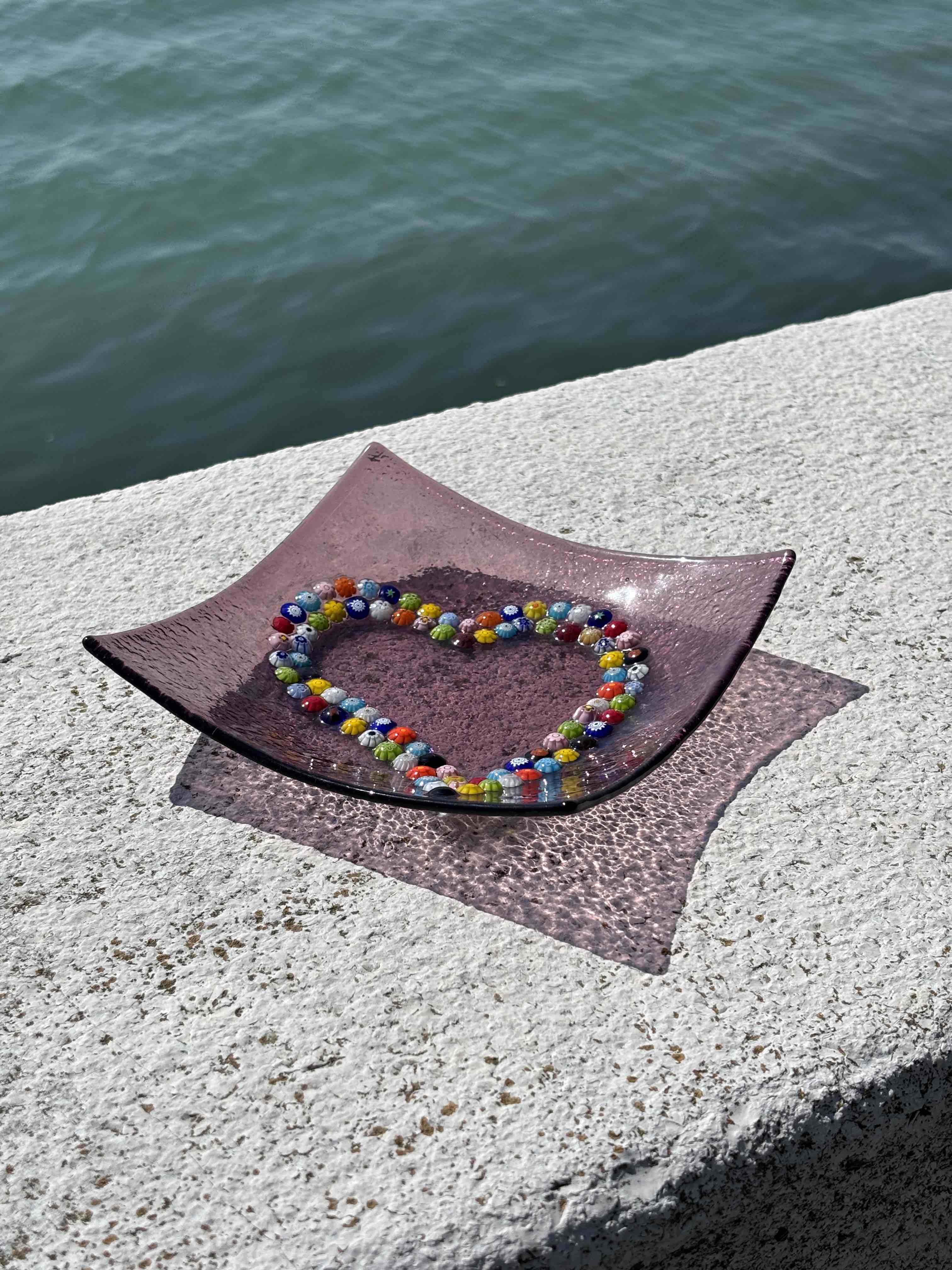 Piatto quadrato in autentico vetro di Murano rosa con decorazione di Murrine