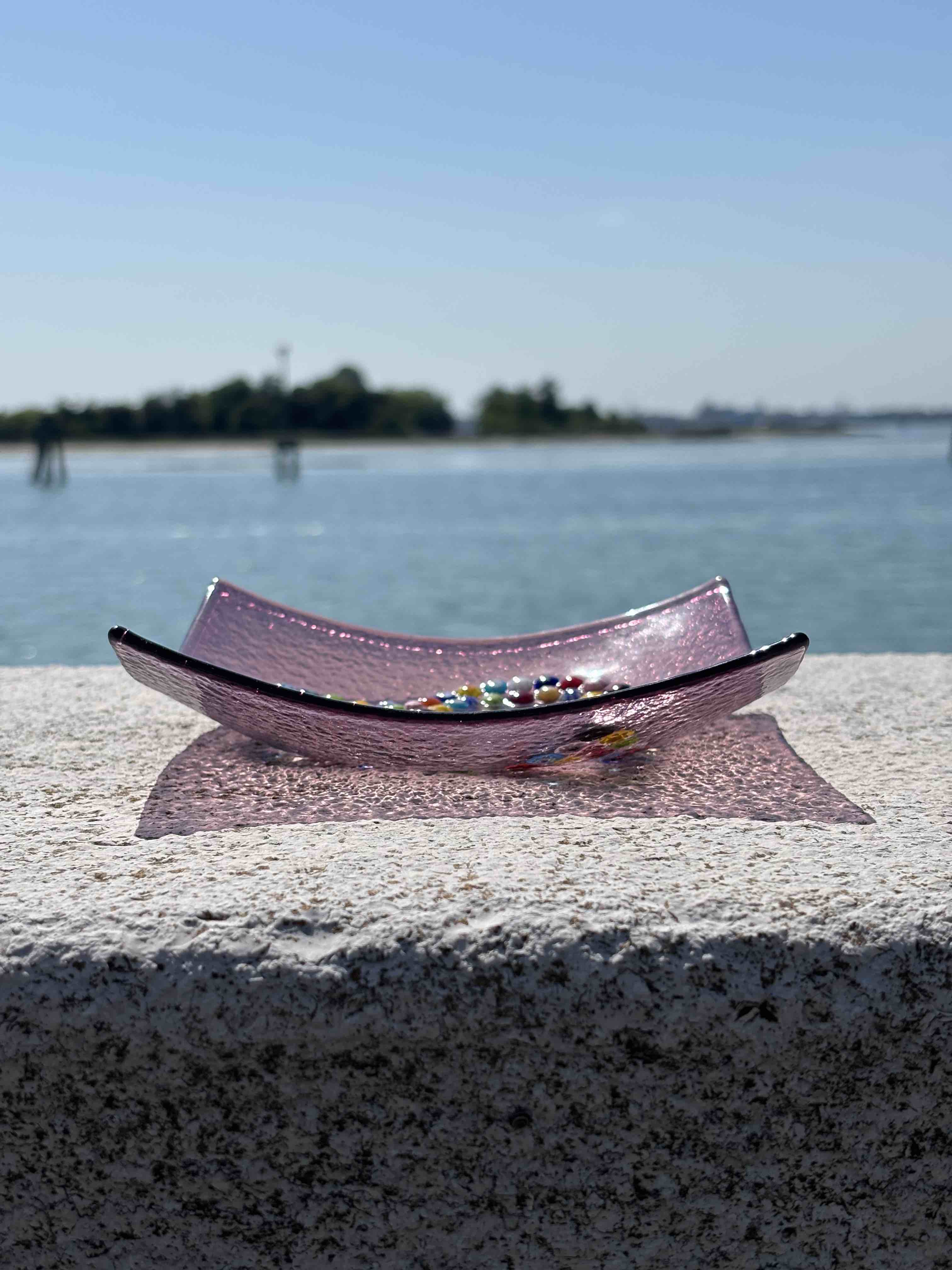 Piatto quadrato in autentico vetro di Murano rosa con decorazione di Murrine