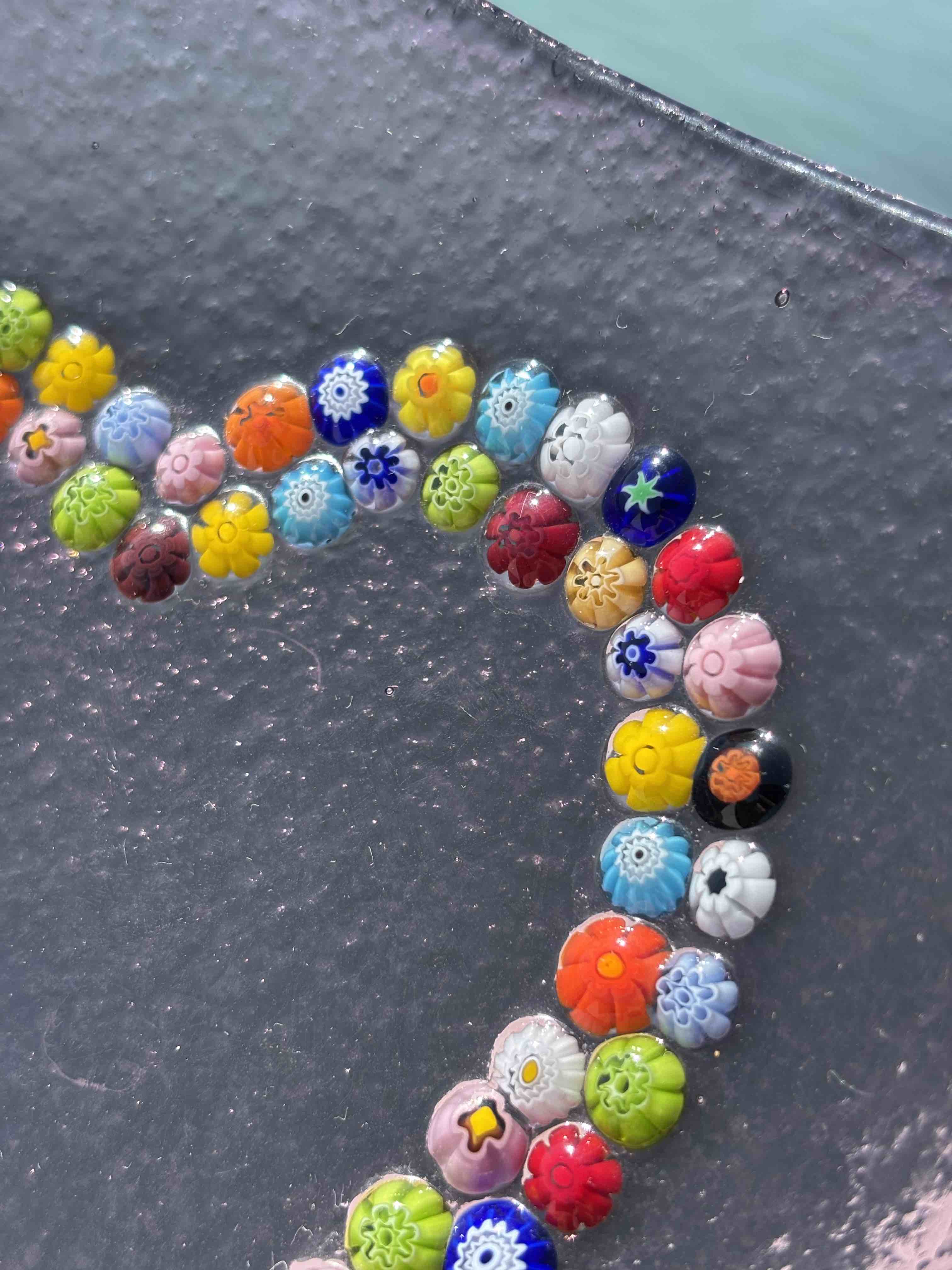 Piatto quadrato in autentico vetro di Murano rosa con decorazione di Murrine
