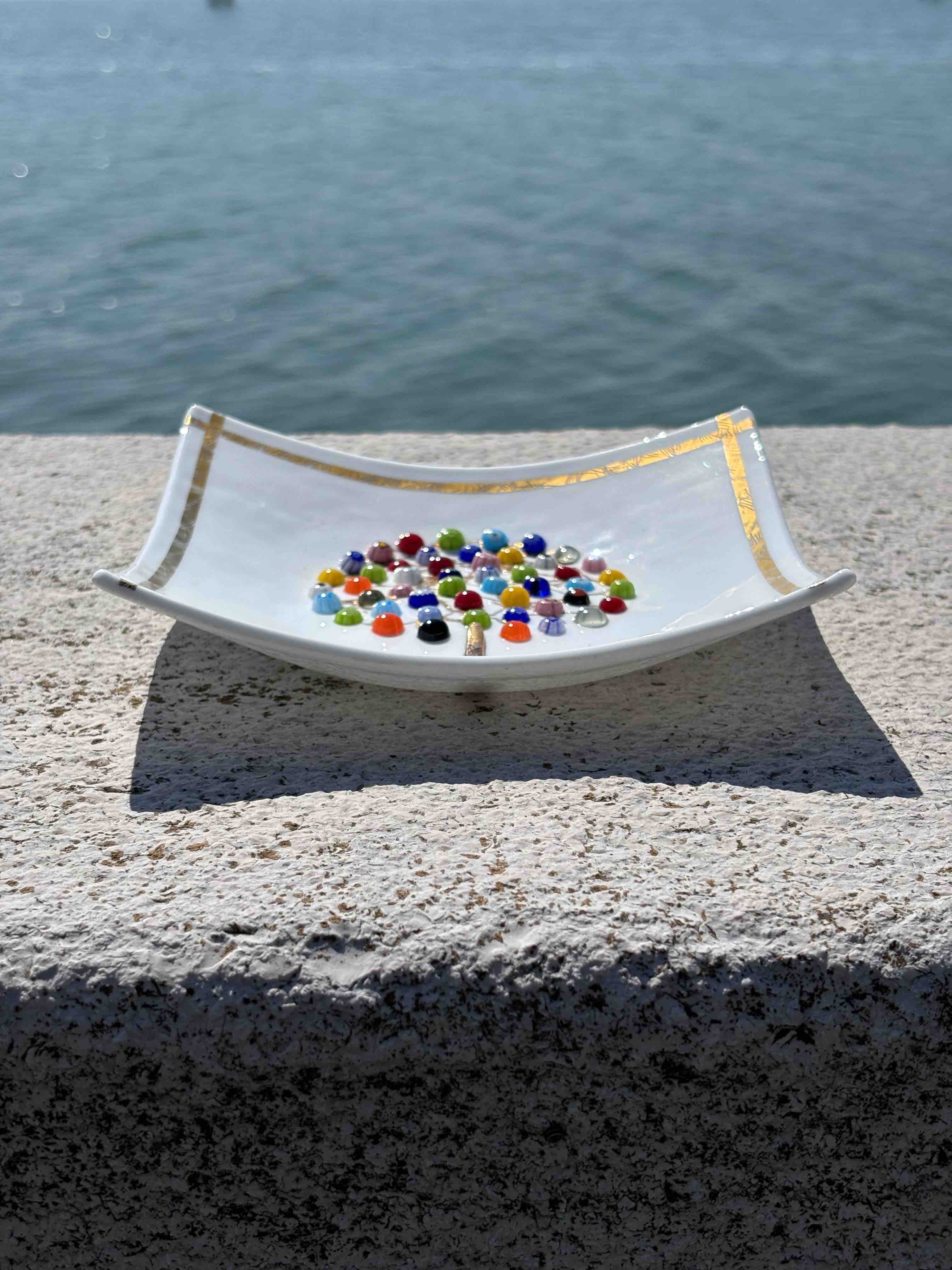 Piatto quadrato in autentico vetro di Murano bianco con decorazione di Murrine