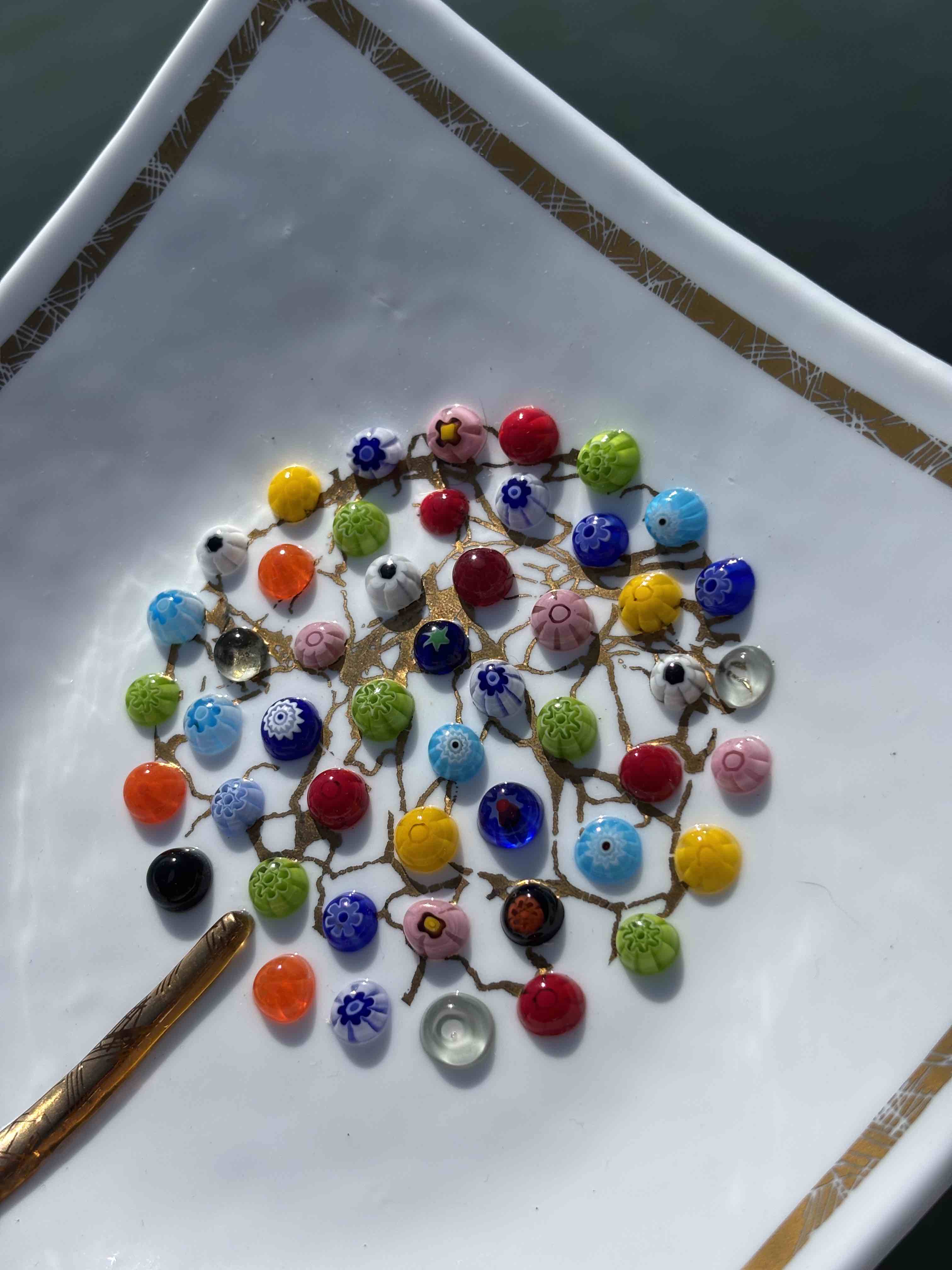 Piatto quadrato in autentico vetro di Murano bianco con decorazione di Murrine