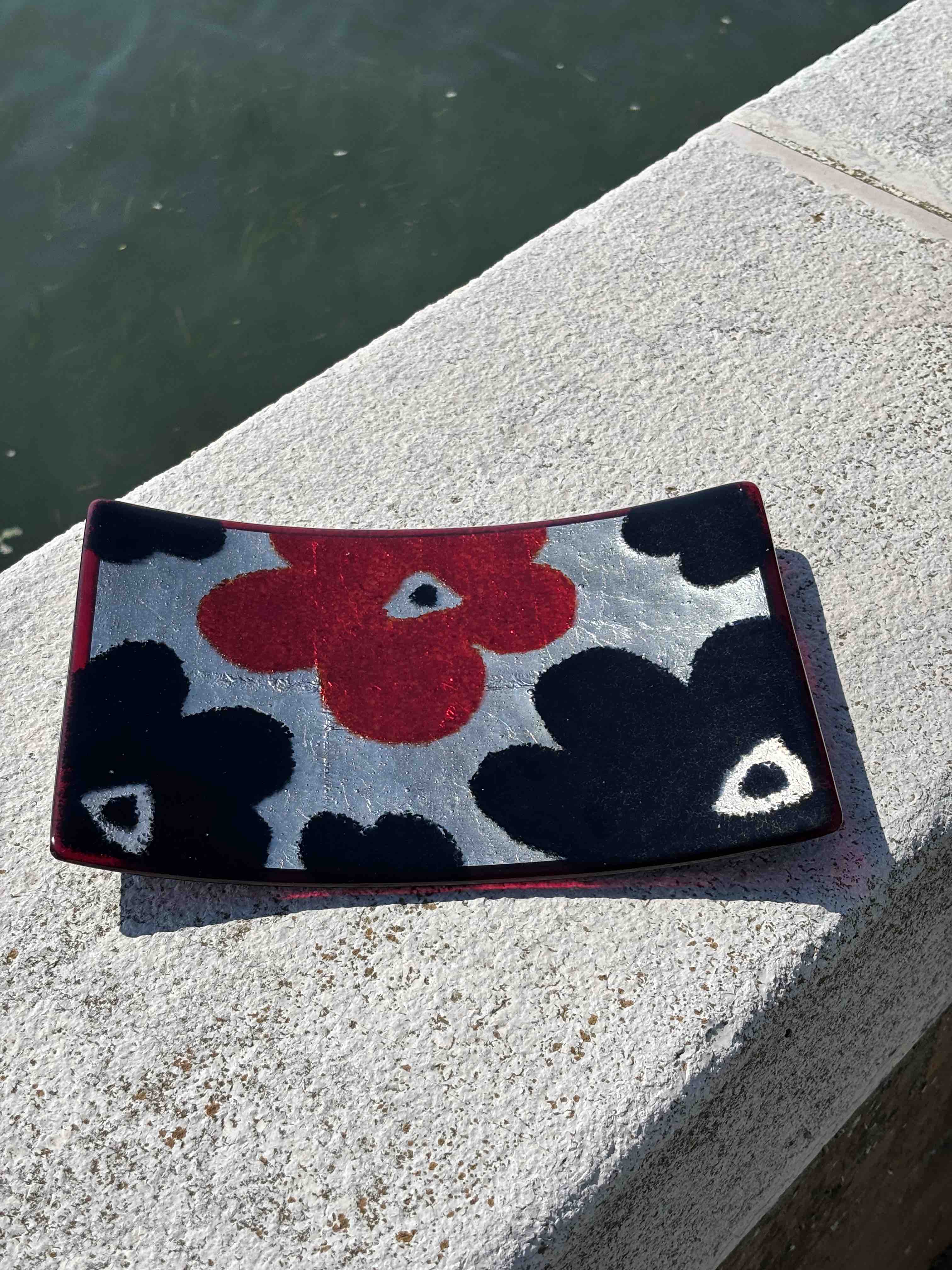 Piatto rettangolare in autentico vetro di Murano con fiori e foglia d'argento