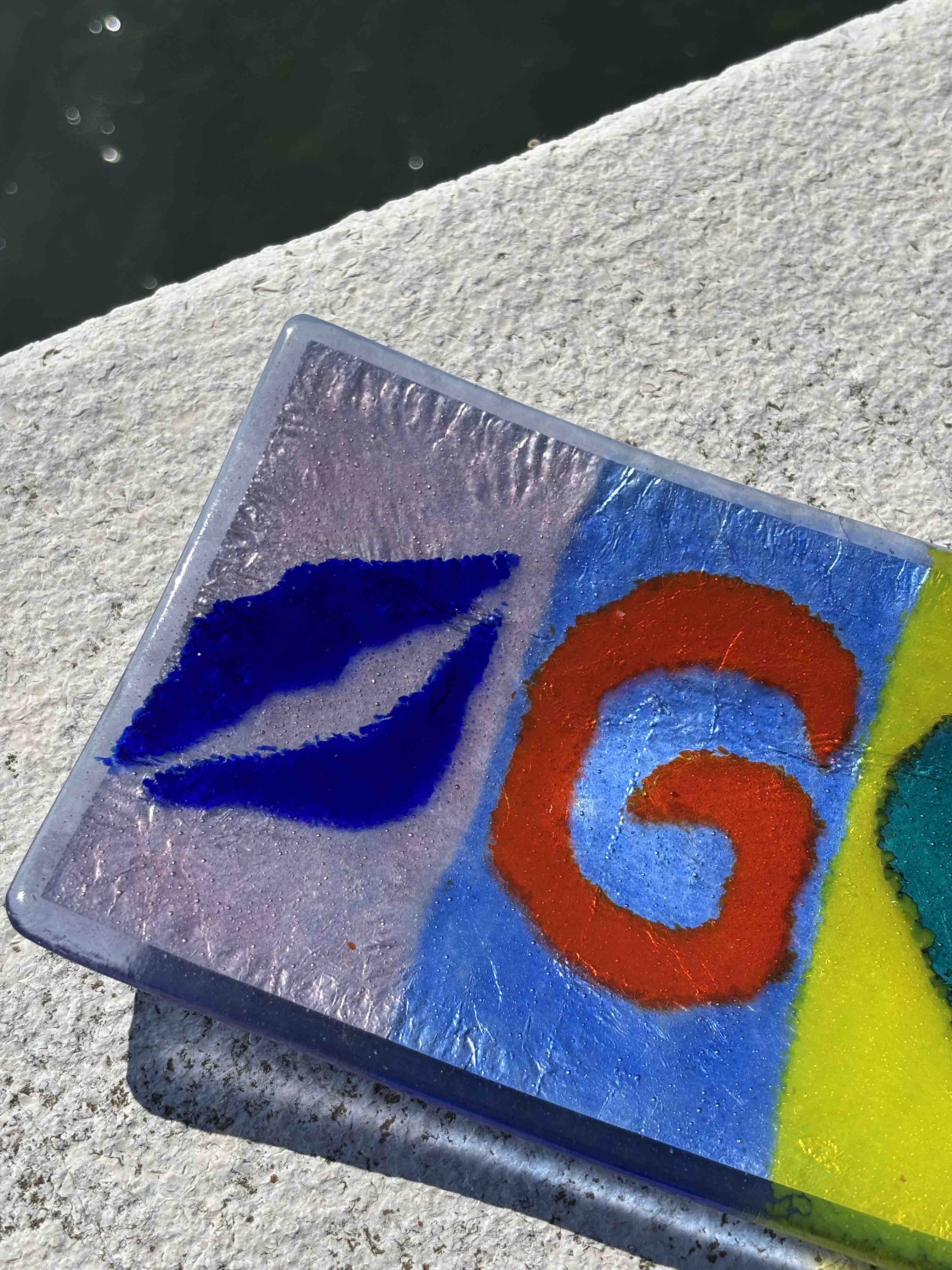 Piatto rettangolare in autentico vetro di Murano multicolore con simboli