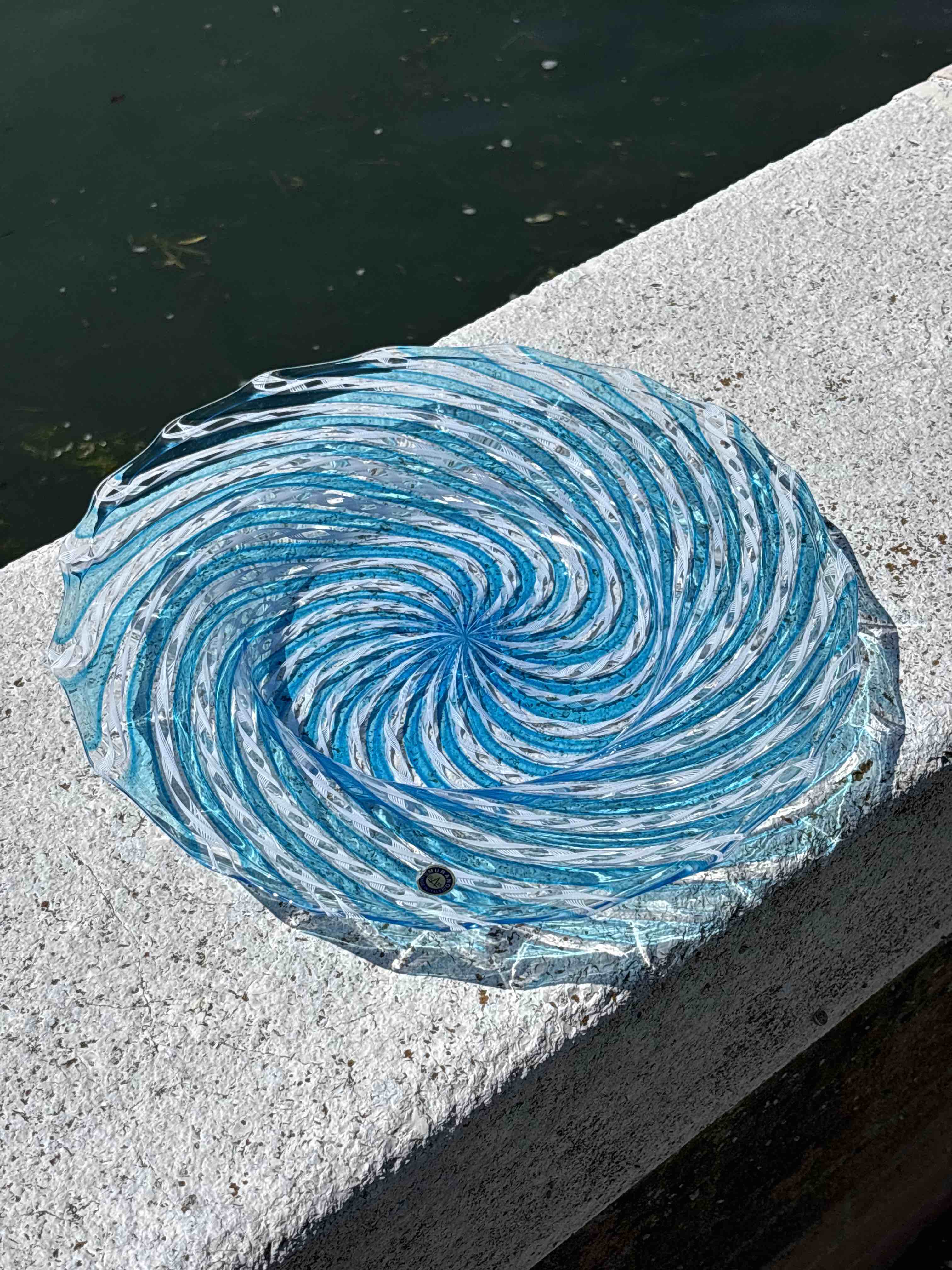 Piatto in autentico vetro di Murano, azzurro e zanfirico bianco