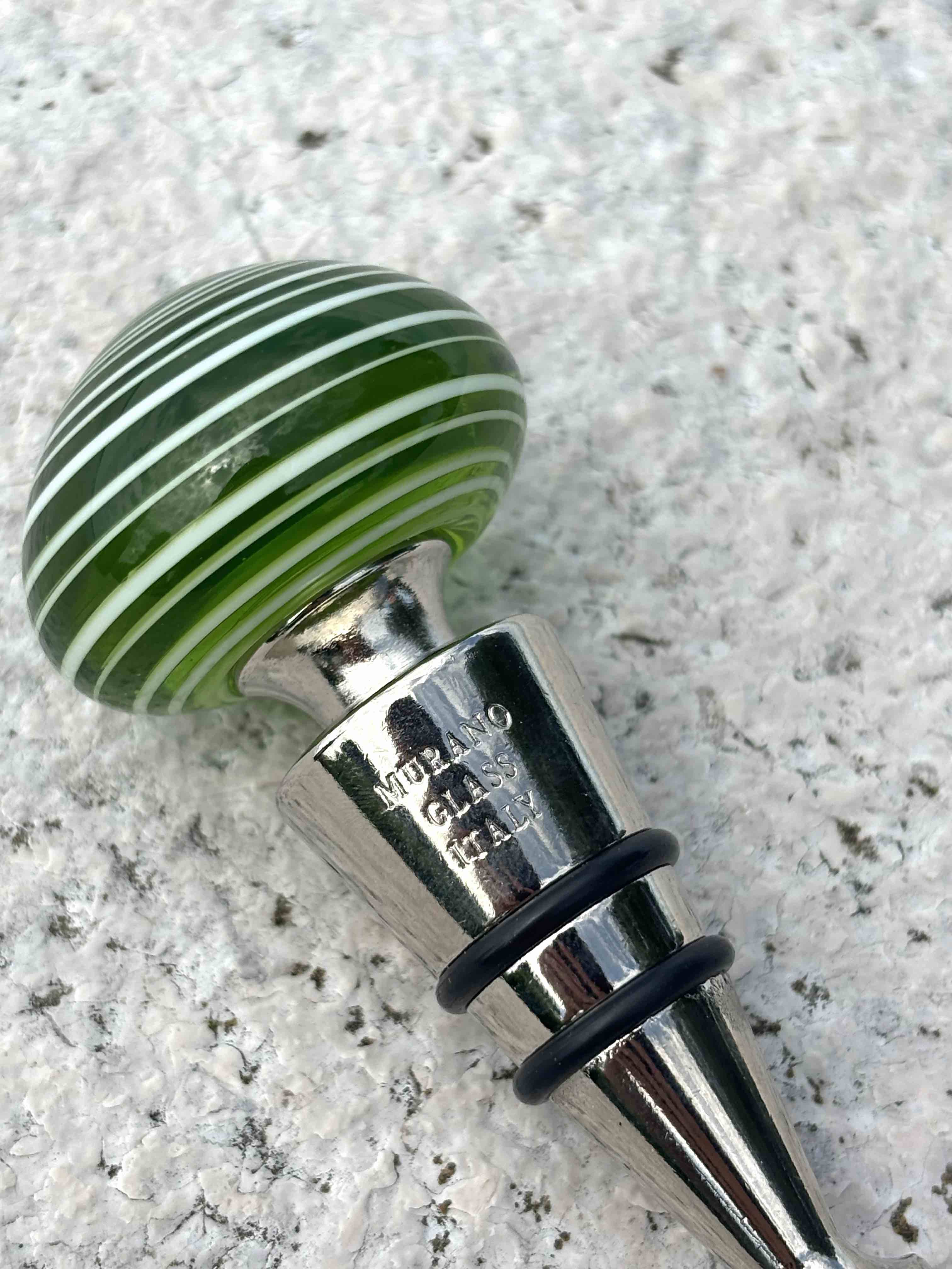 Tappo decorativo per bottiglia in vetro di Murano - verde e bianco