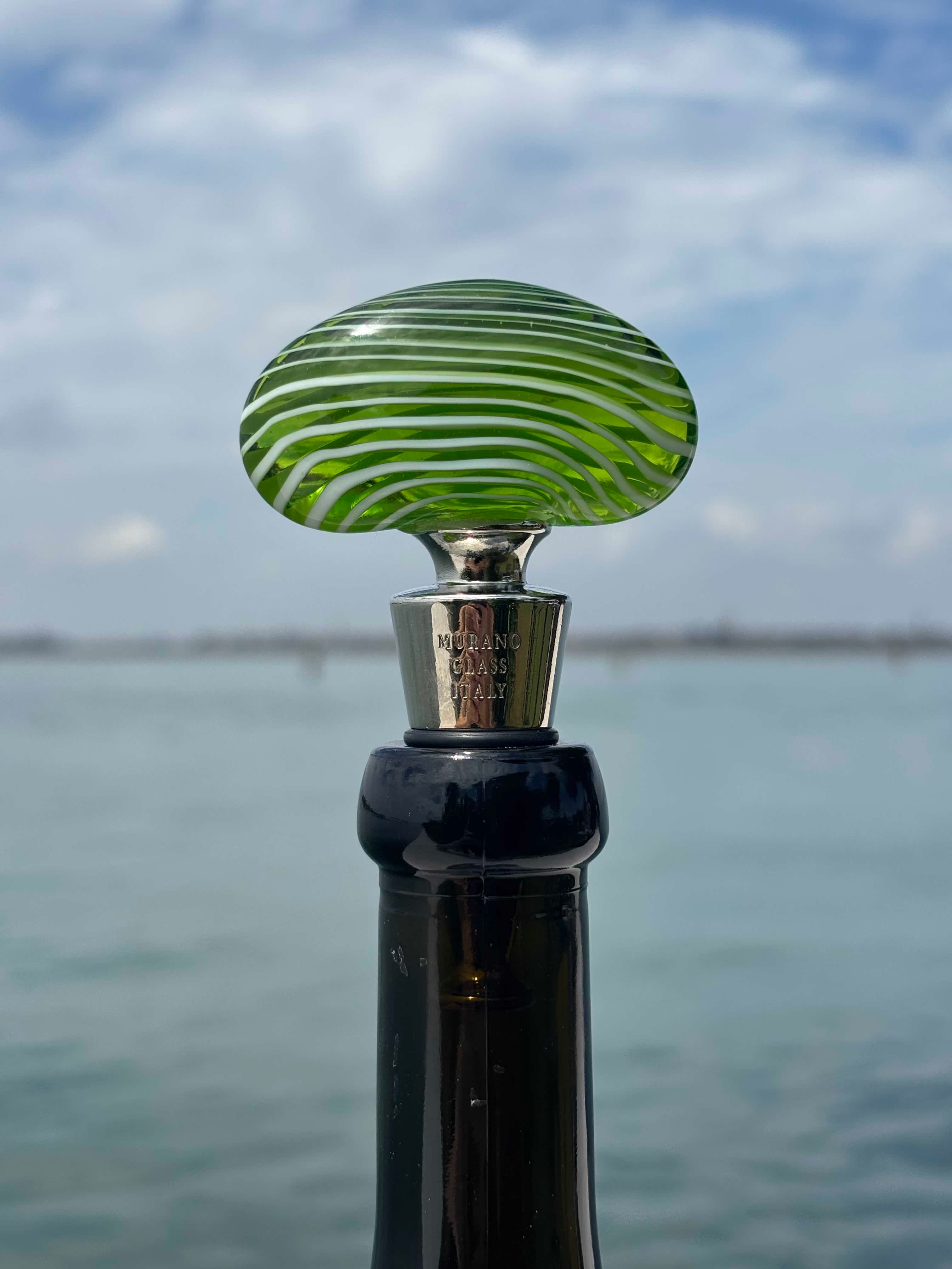 Tappo decorativo per bottiglia in vetro di Murano - verde e bianco