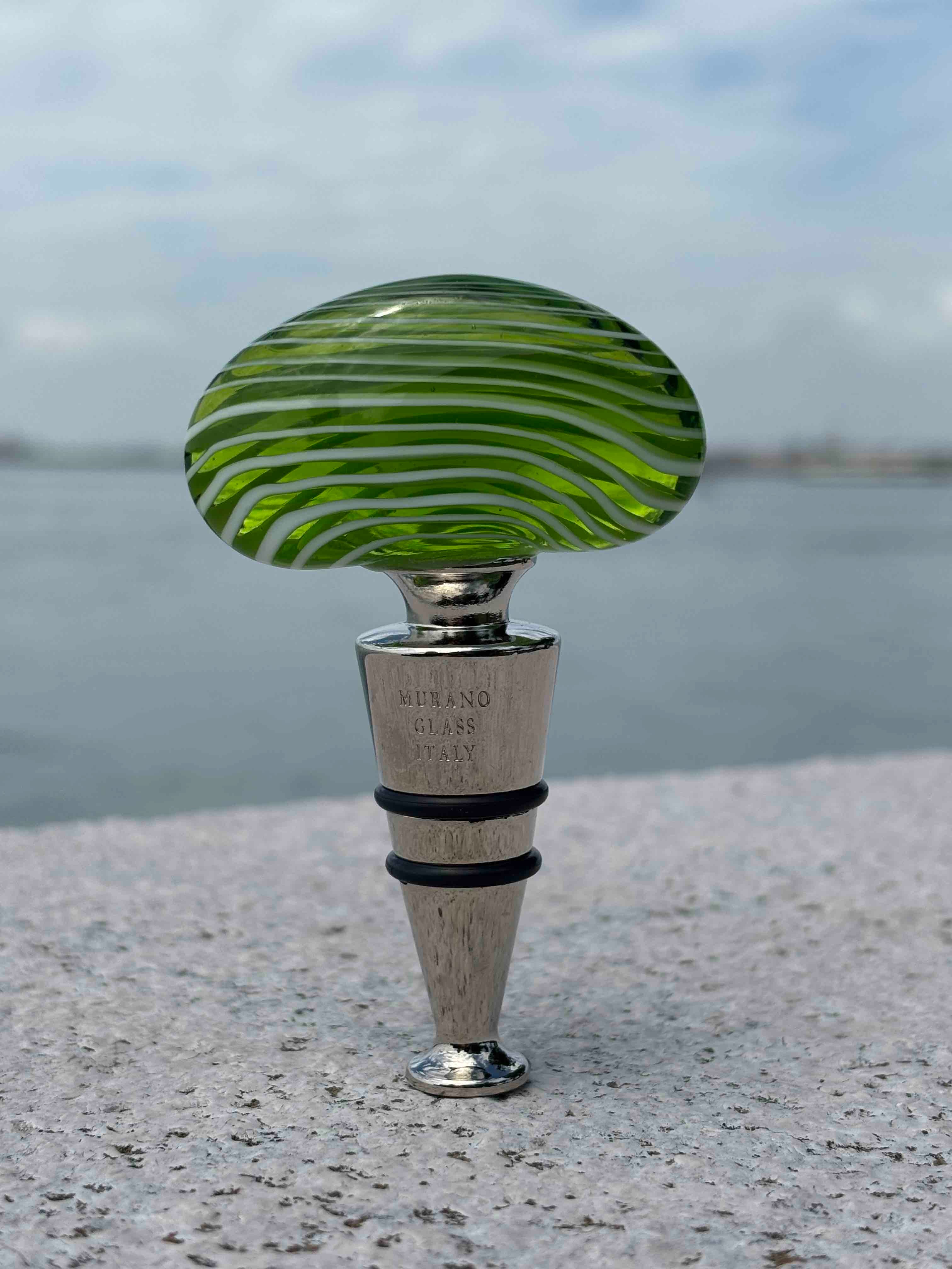 Tappo decorativo per bottiglia in vetro di Murano - verde e bianco