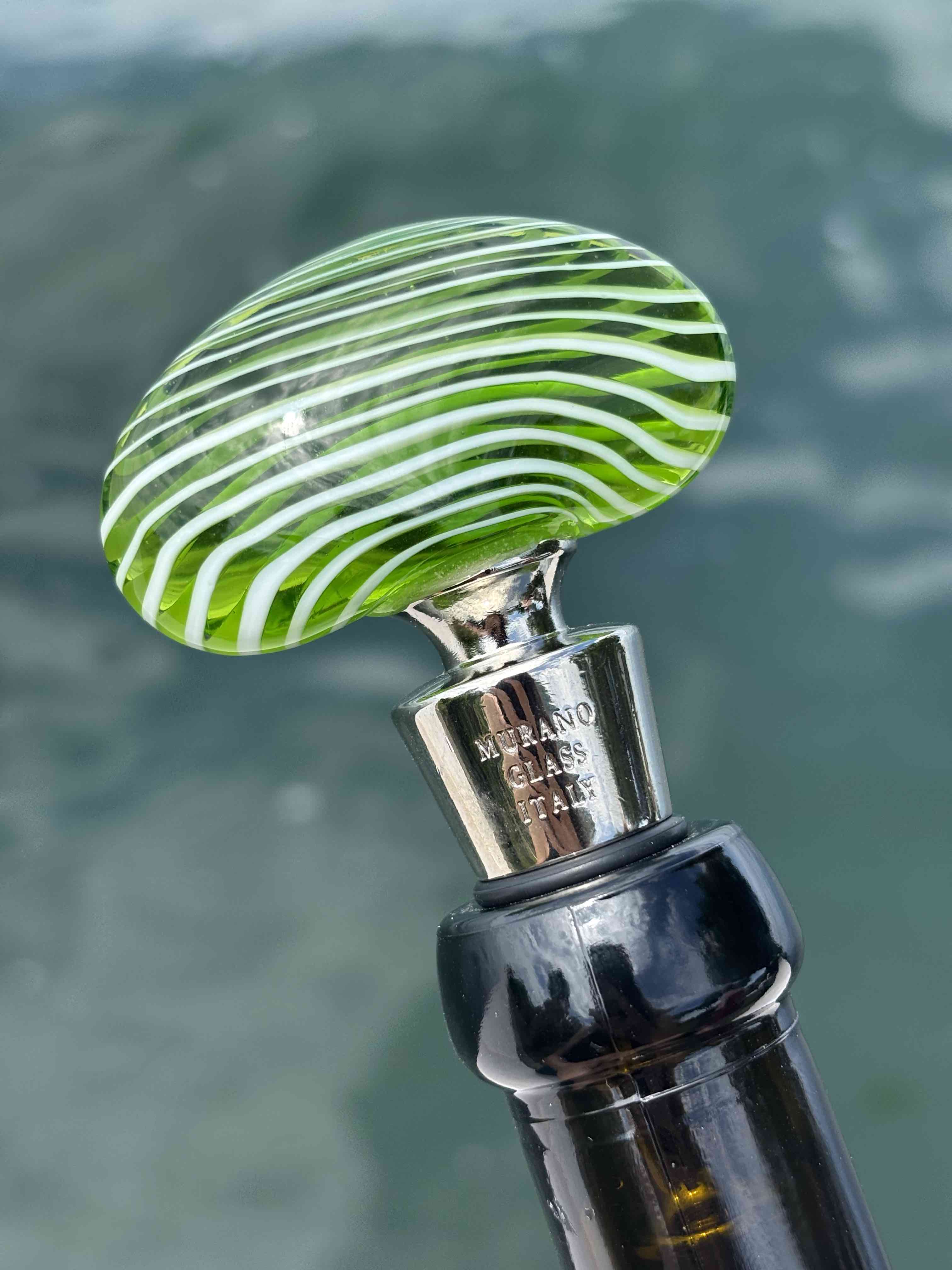 Tappo decorativo per bottiglia in vetro di Murano - verde e bianco