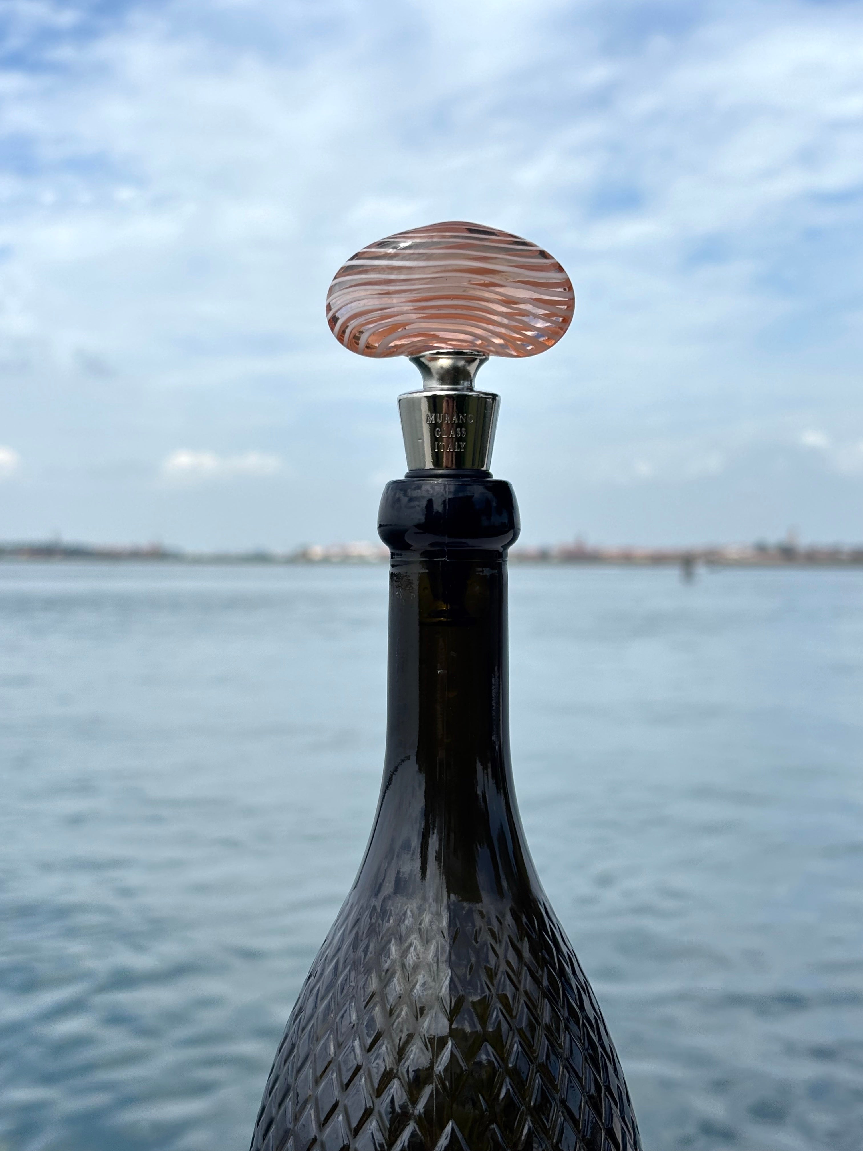 Tappo decorativo per bottiglia in vetro di Murano - rosa e bianco