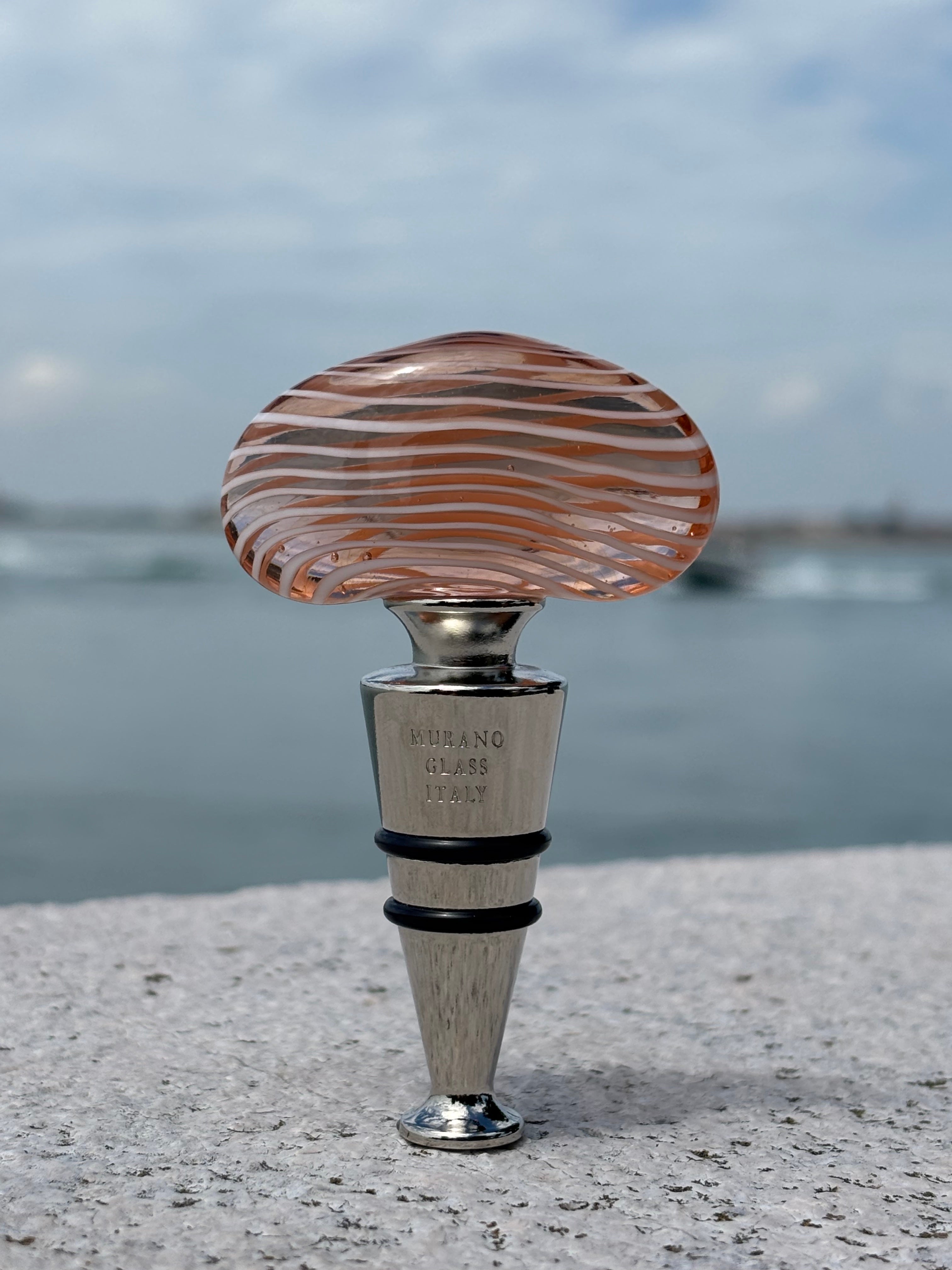 Tappo decorativo per bottiglia in vetro di Murano - rosa e bianco