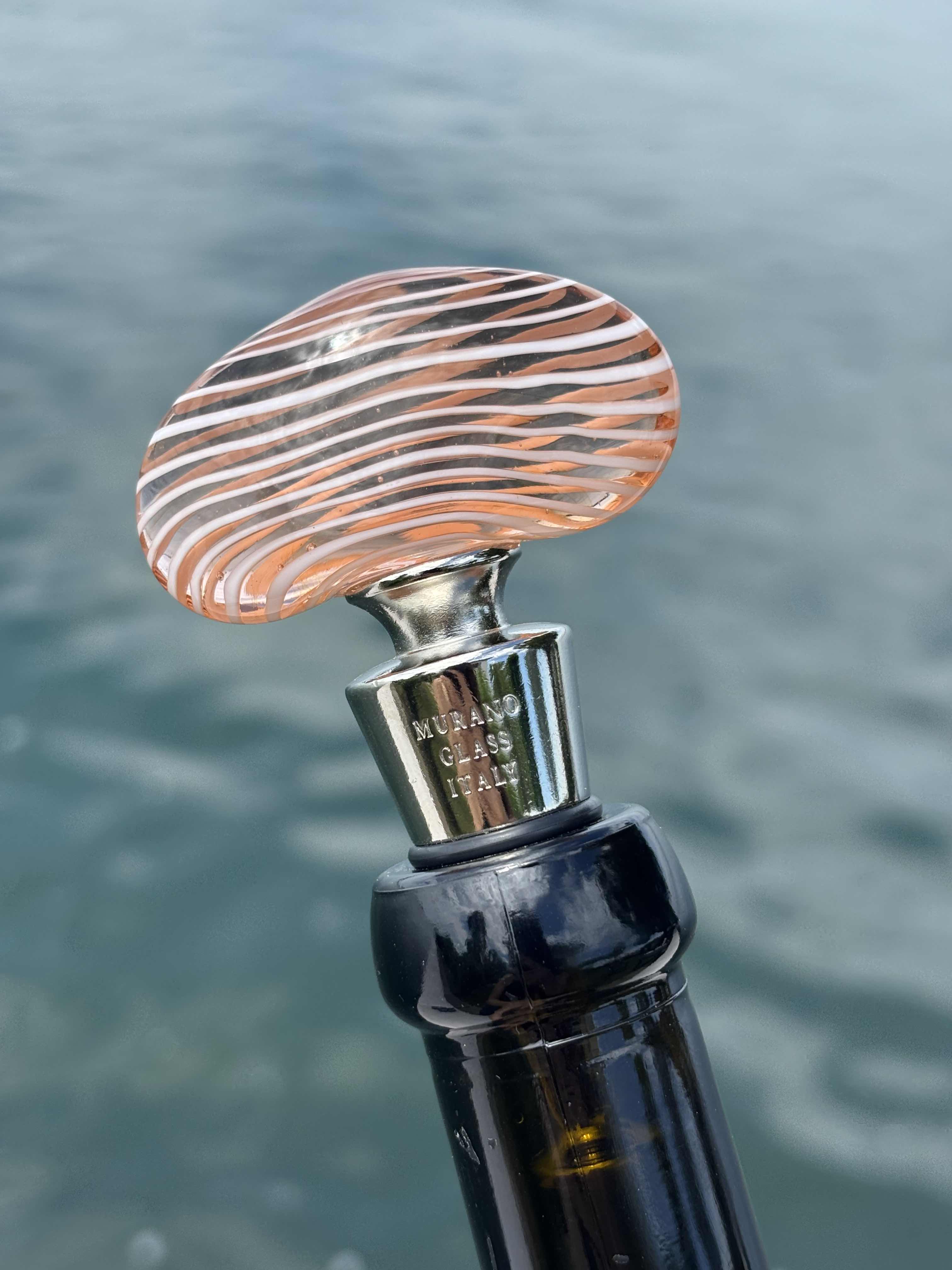 Tappo decorativo per bottiglia in vetro di Murano - rosa e bianco
