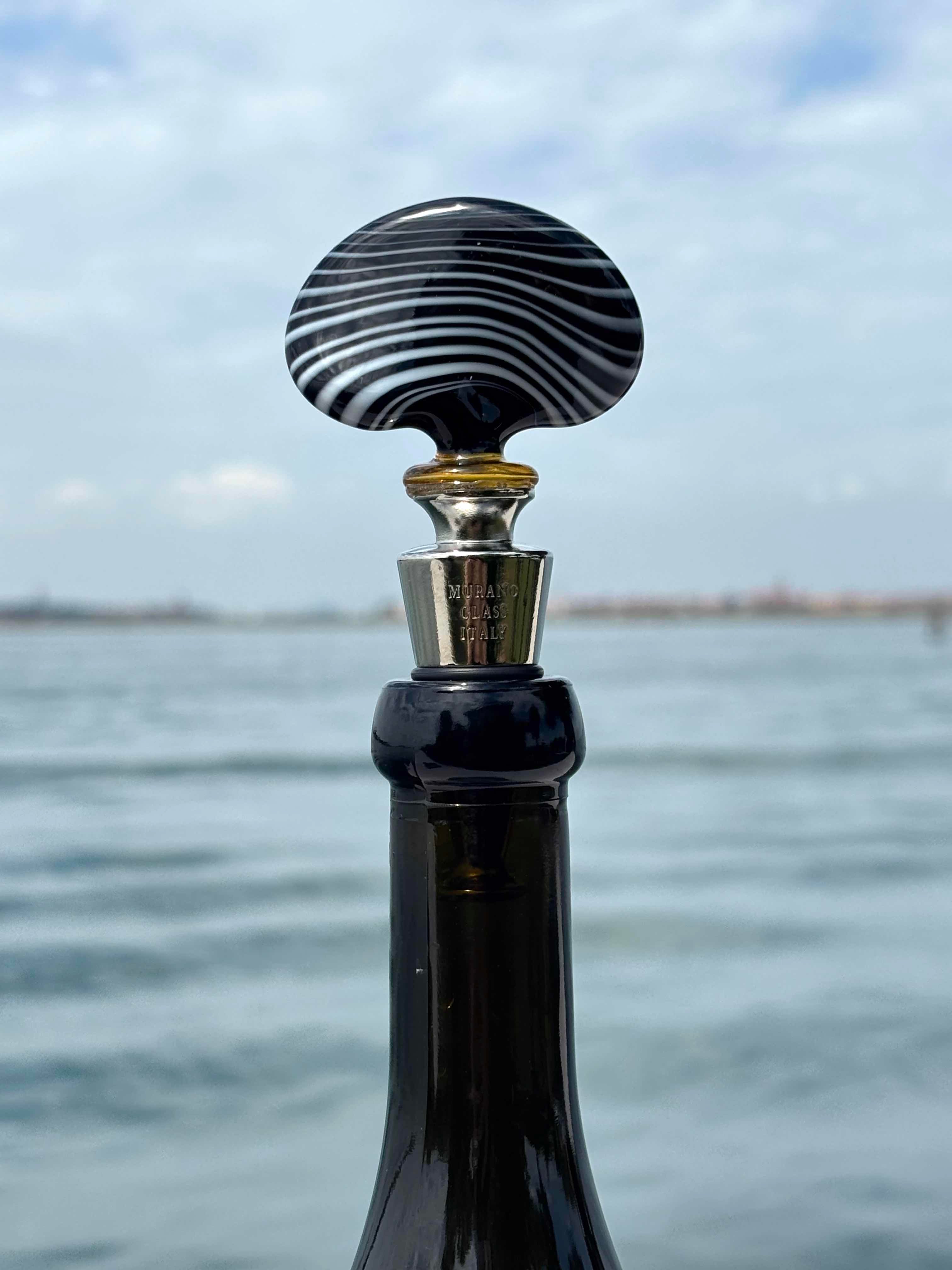 Tappo decorativo per bottiglia in vetro di Murano - nero e bianco
