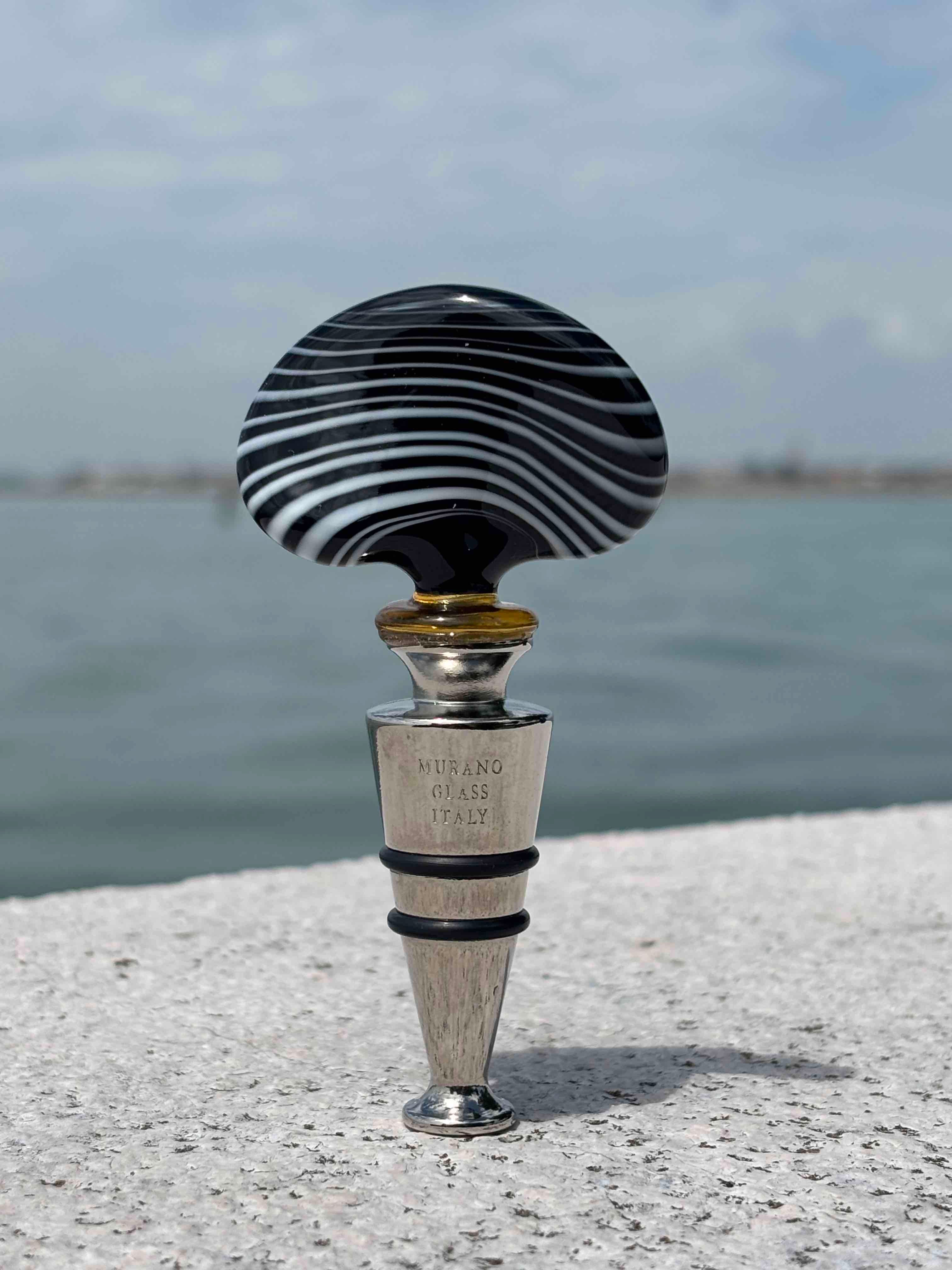 Tappo decorativo per bottiglia in vetro di Murano - nero e bianco