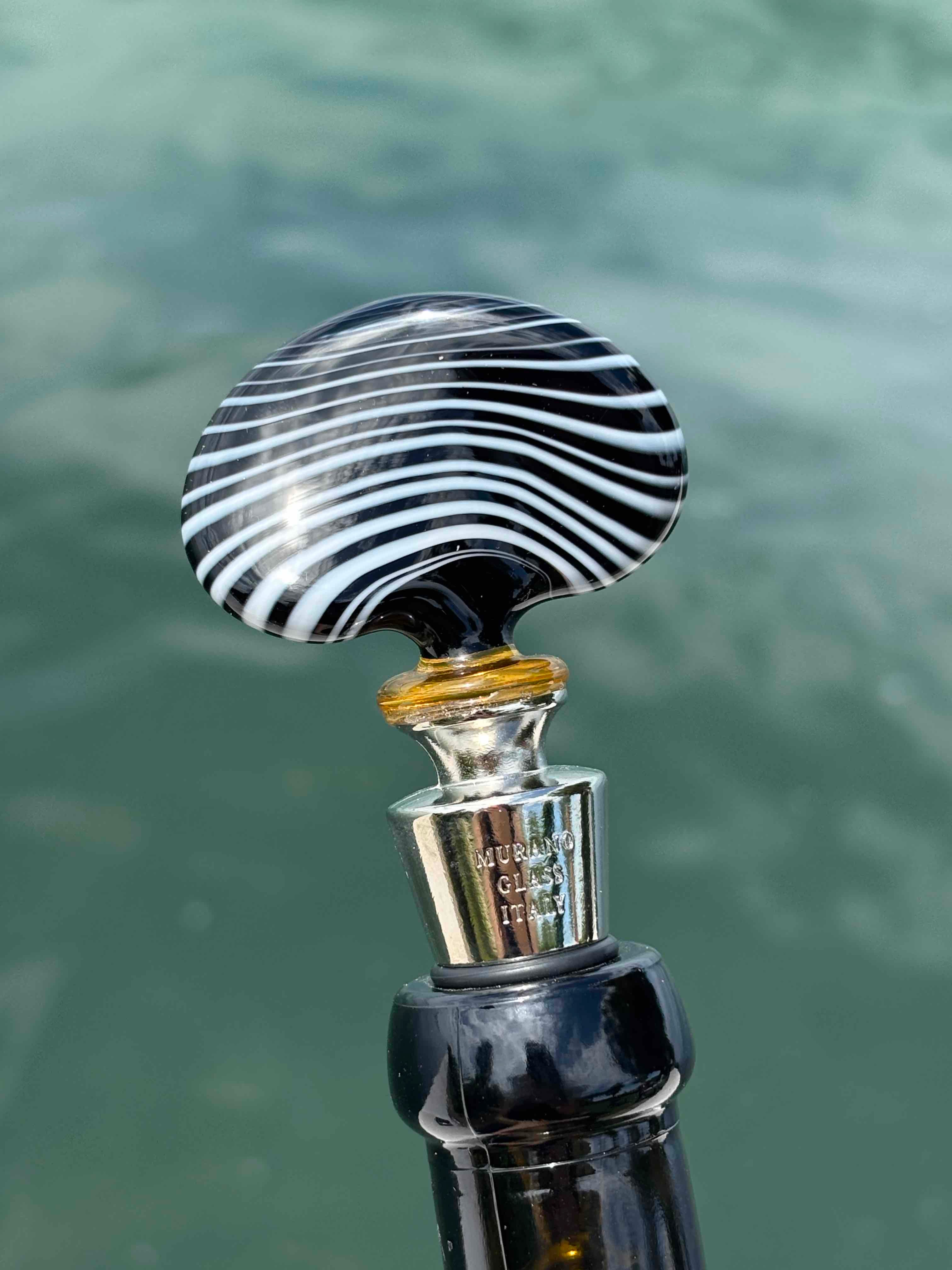Tappo decorativo per bottiglia in vetro di Murano - nero e bianco