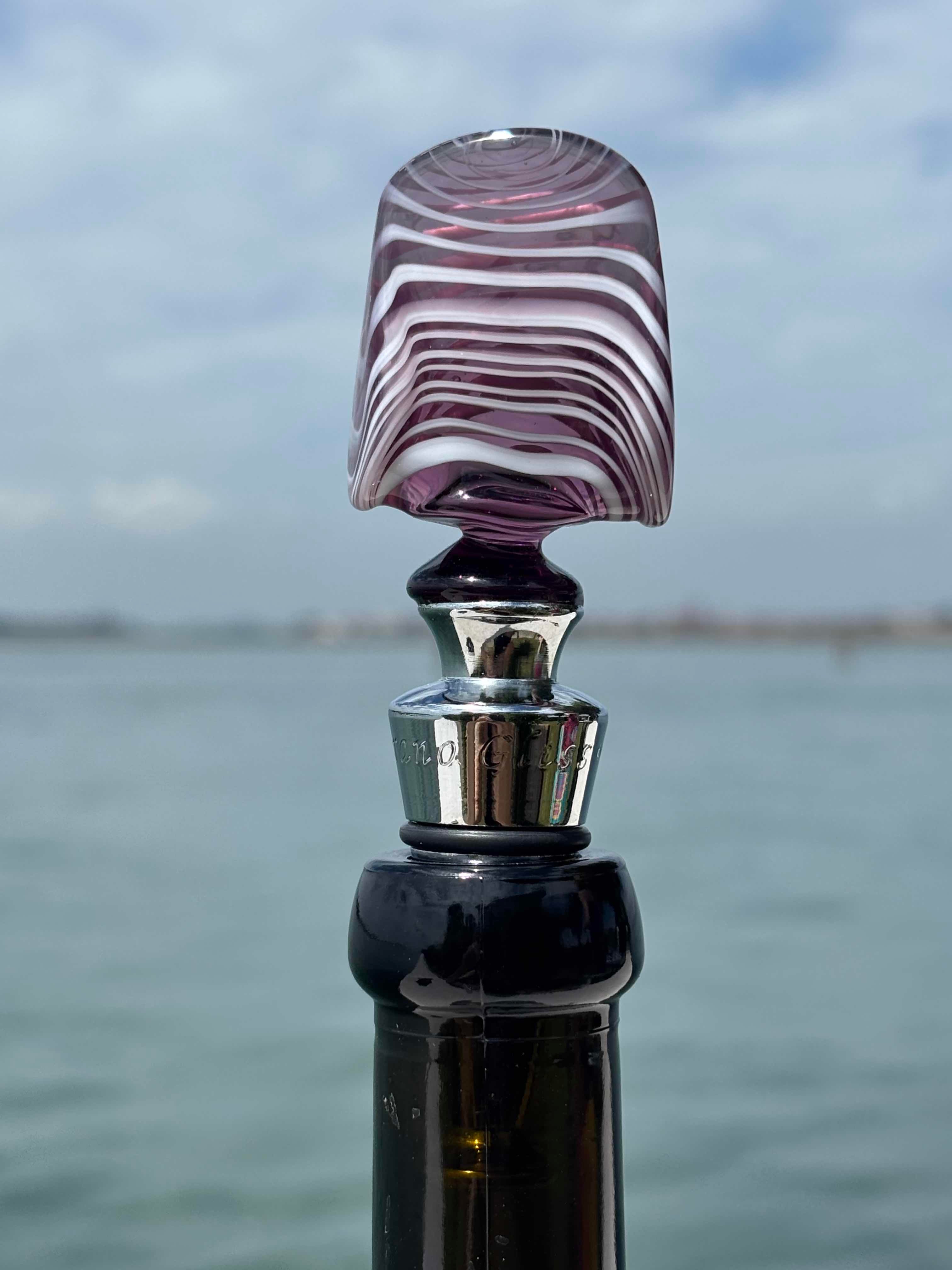 Tappo decorativo per bottiglia in vetro di Murano - viola e bianco