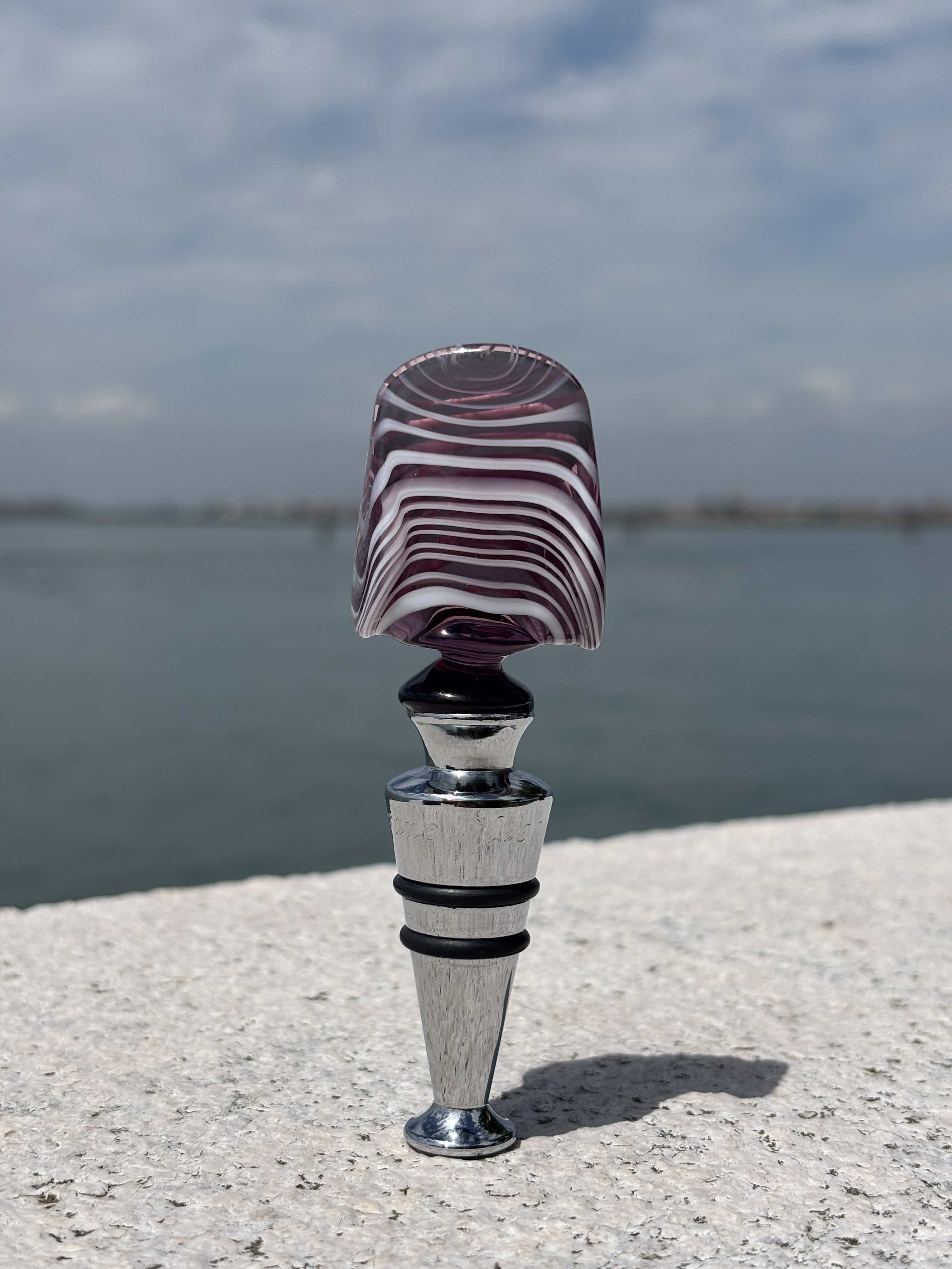 Tappo decorativo per bottiglia in vetro di Murano - viola e bianco