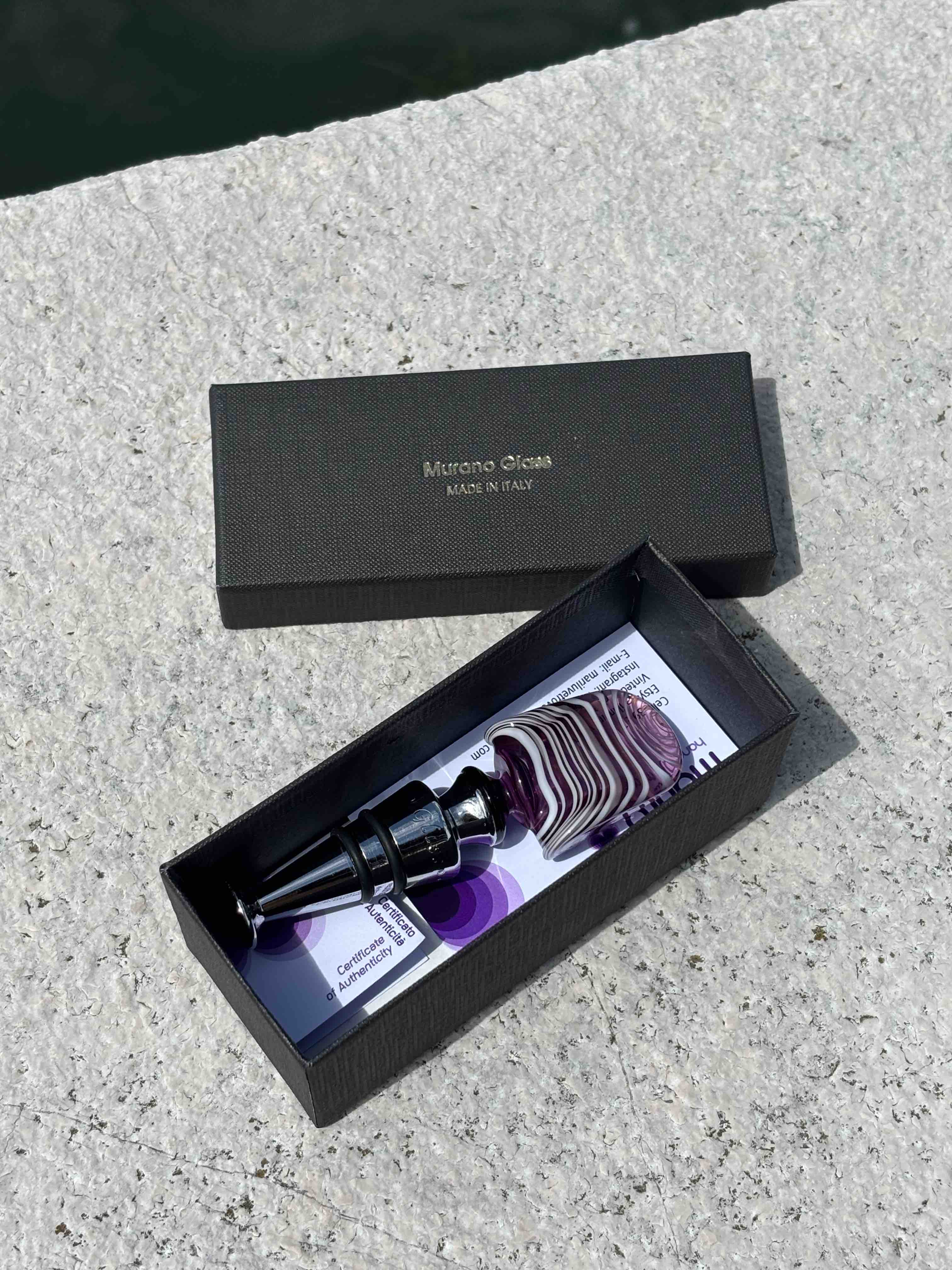 Tappo decorativo per bottiglia in vetro di Murano - viola e bianco