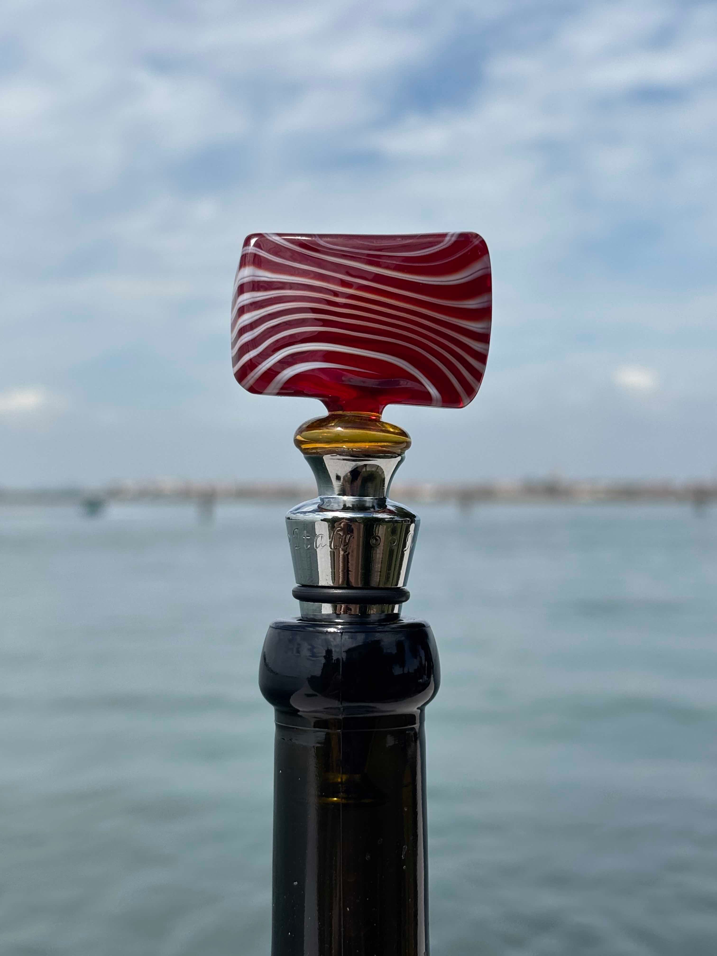 Tappo decorativo per bottiglia in vetro di Murano - rosso e bianco