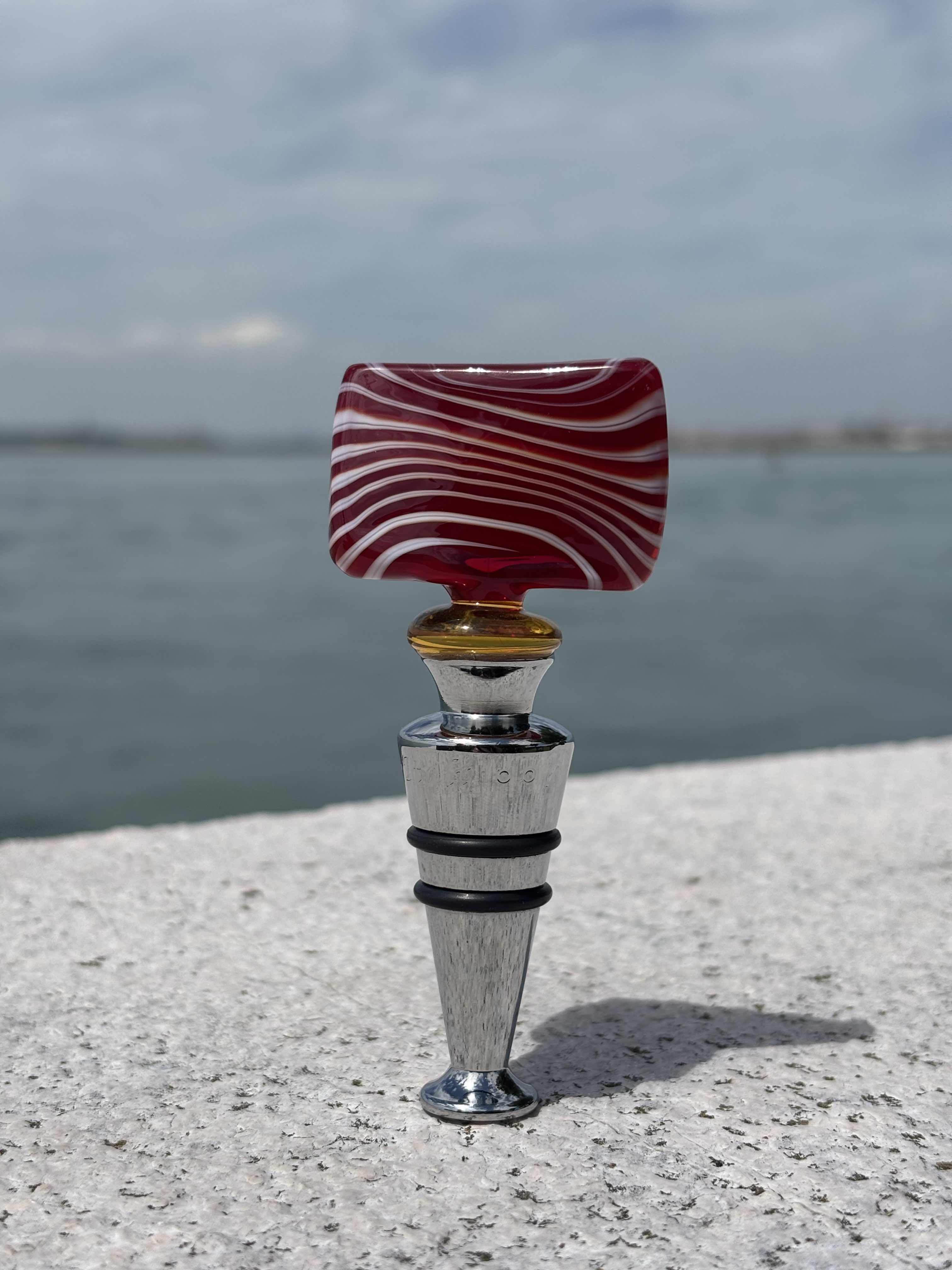 Tappo decorativo per bottiglia in vetro di Murano - rosso e bianco