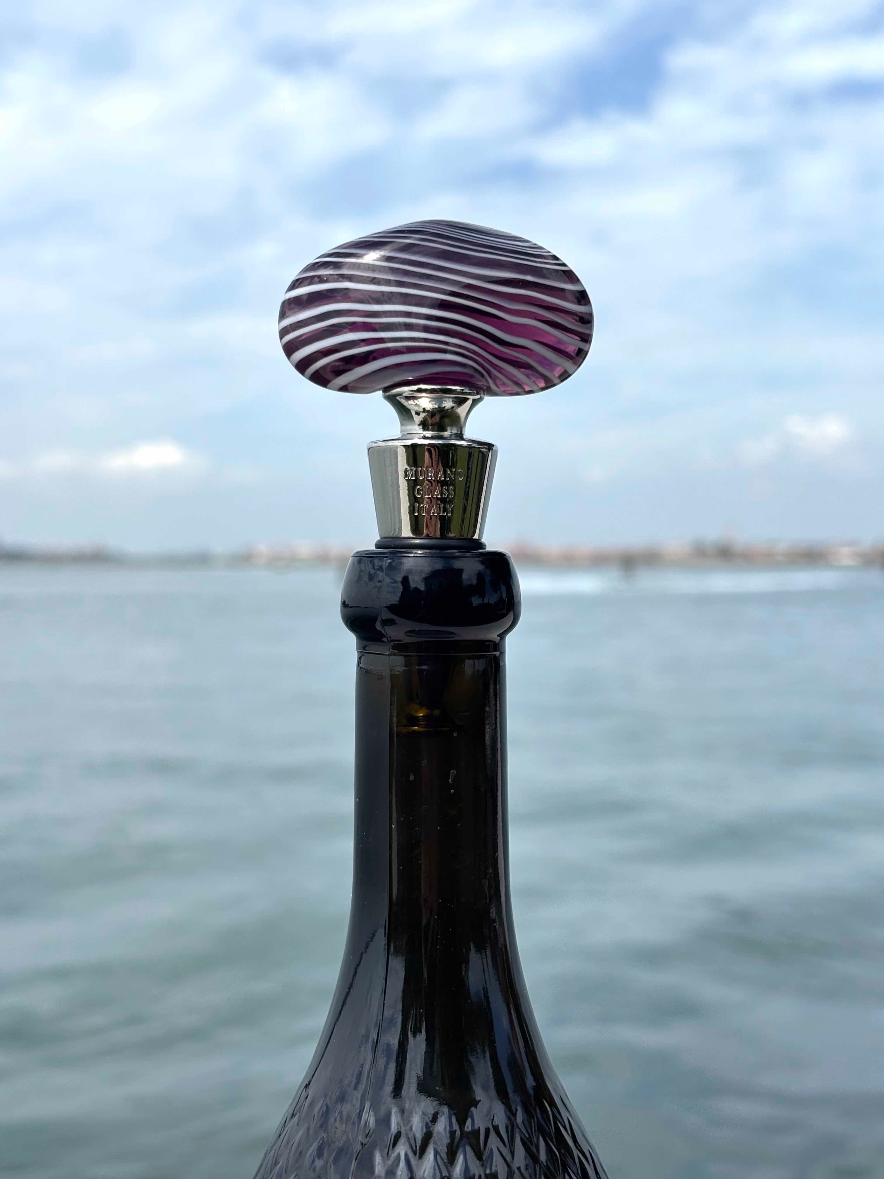 Tappo decorativo per bottiglia in vetro di Murano - viola e bianco