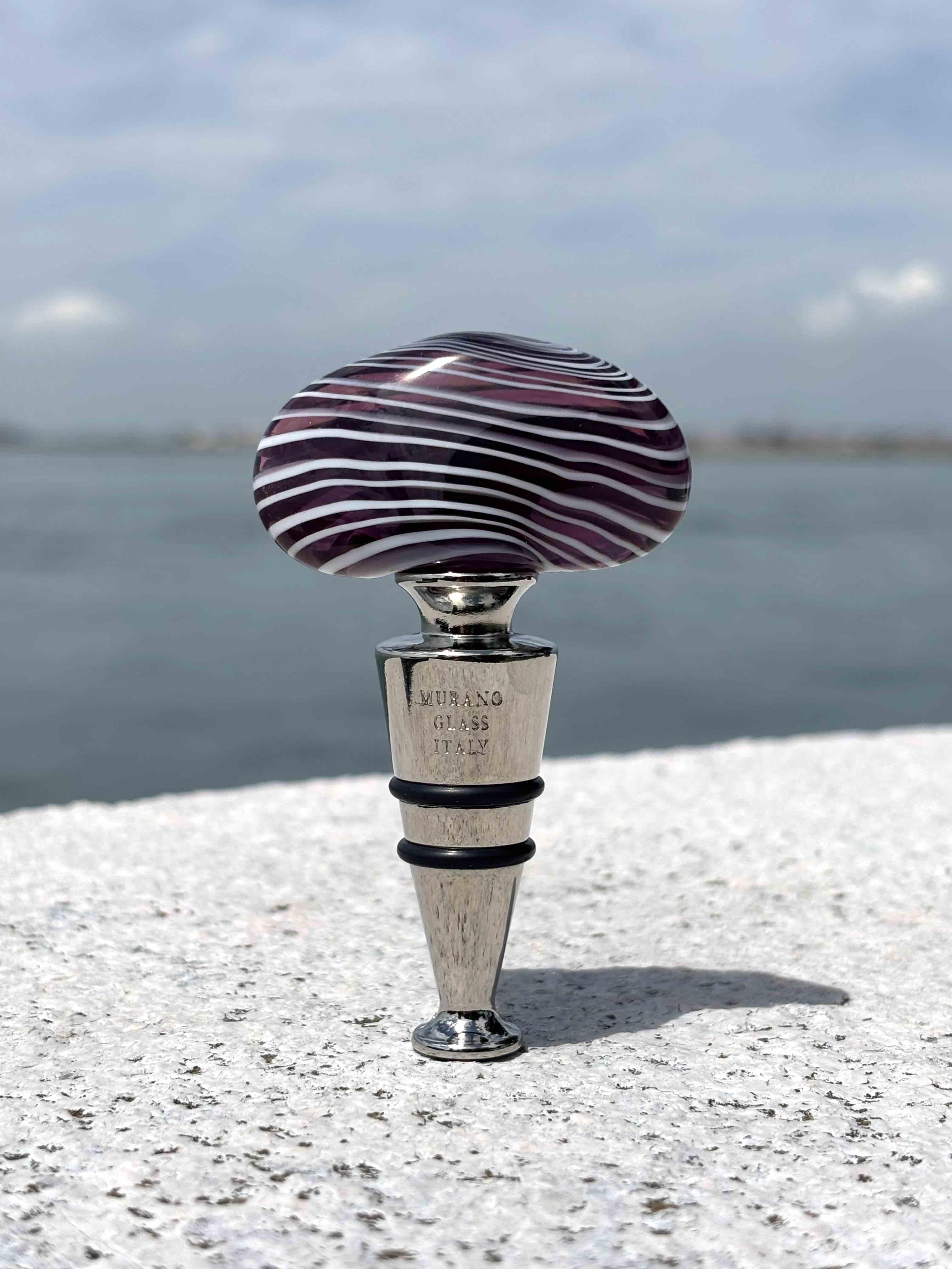 Tappo decorativo per bottiglia in vetro di Murano - viola e bianco